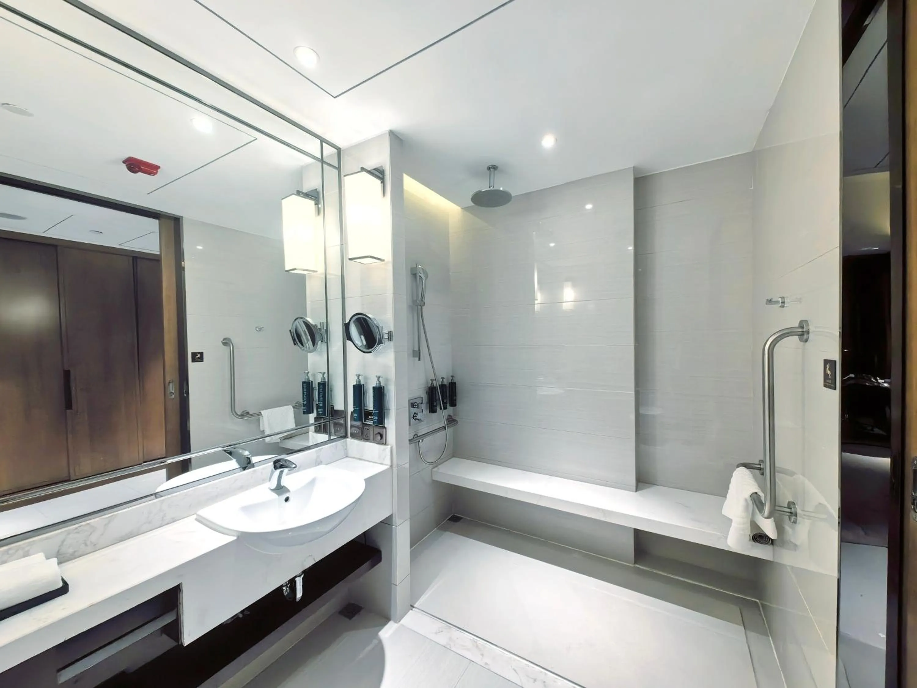 Shower in DoubleTree By Hilton Ningbo Beilun