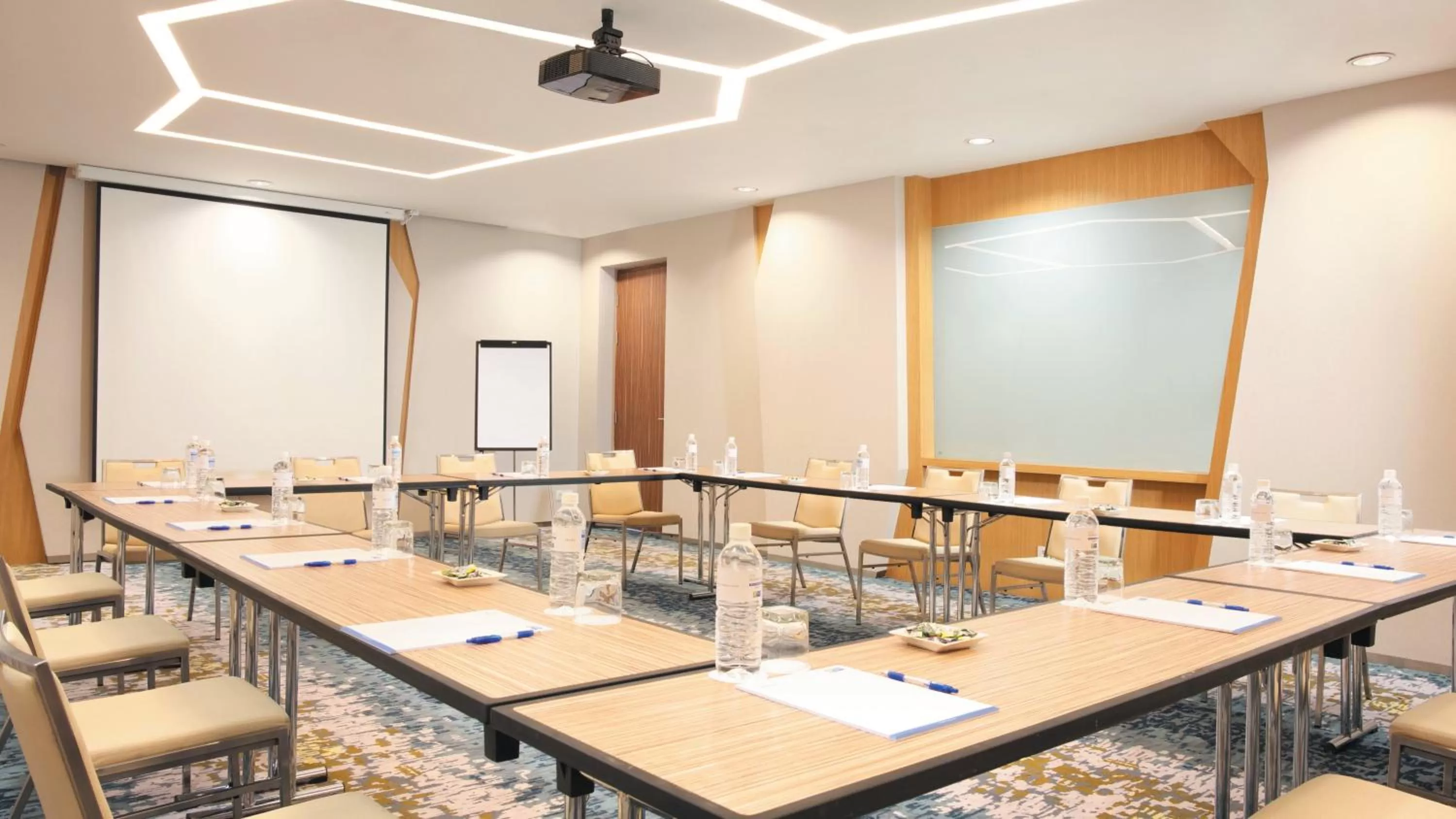 Meeting/conference room in Holiday Inn Express Baruna by IHG