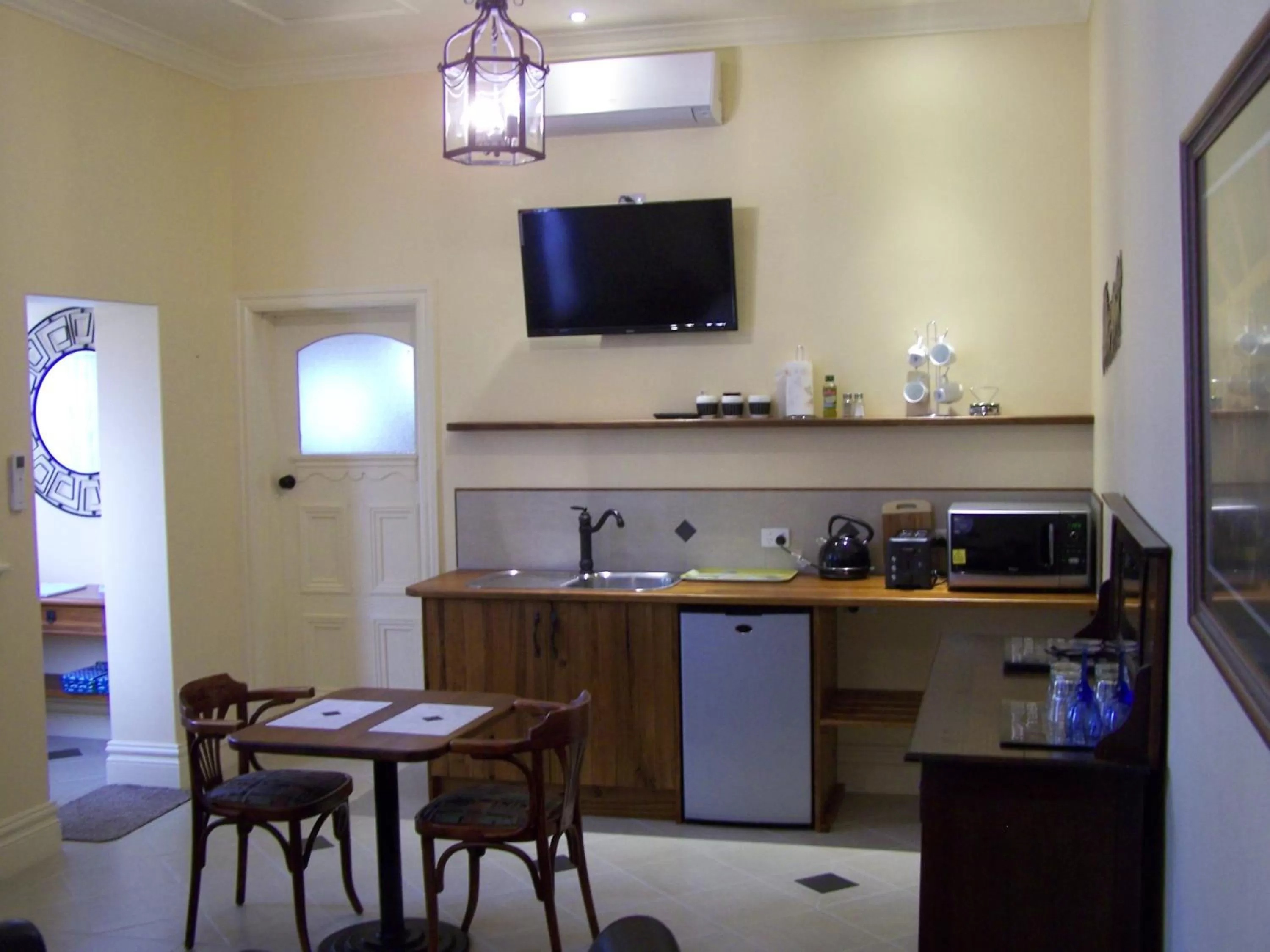 Kitchen or kitchenette, Kitchen/Kitchenette in RJ's Bed & Breakfast