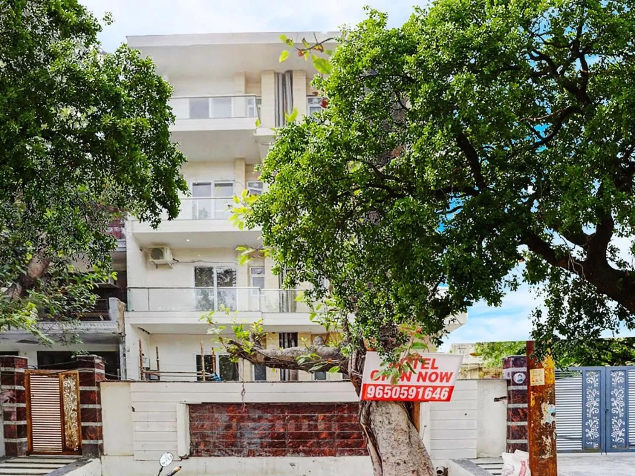 Property Building in Hotel Golden Admire - Couple Friendly Hotel Noida Sector - 56