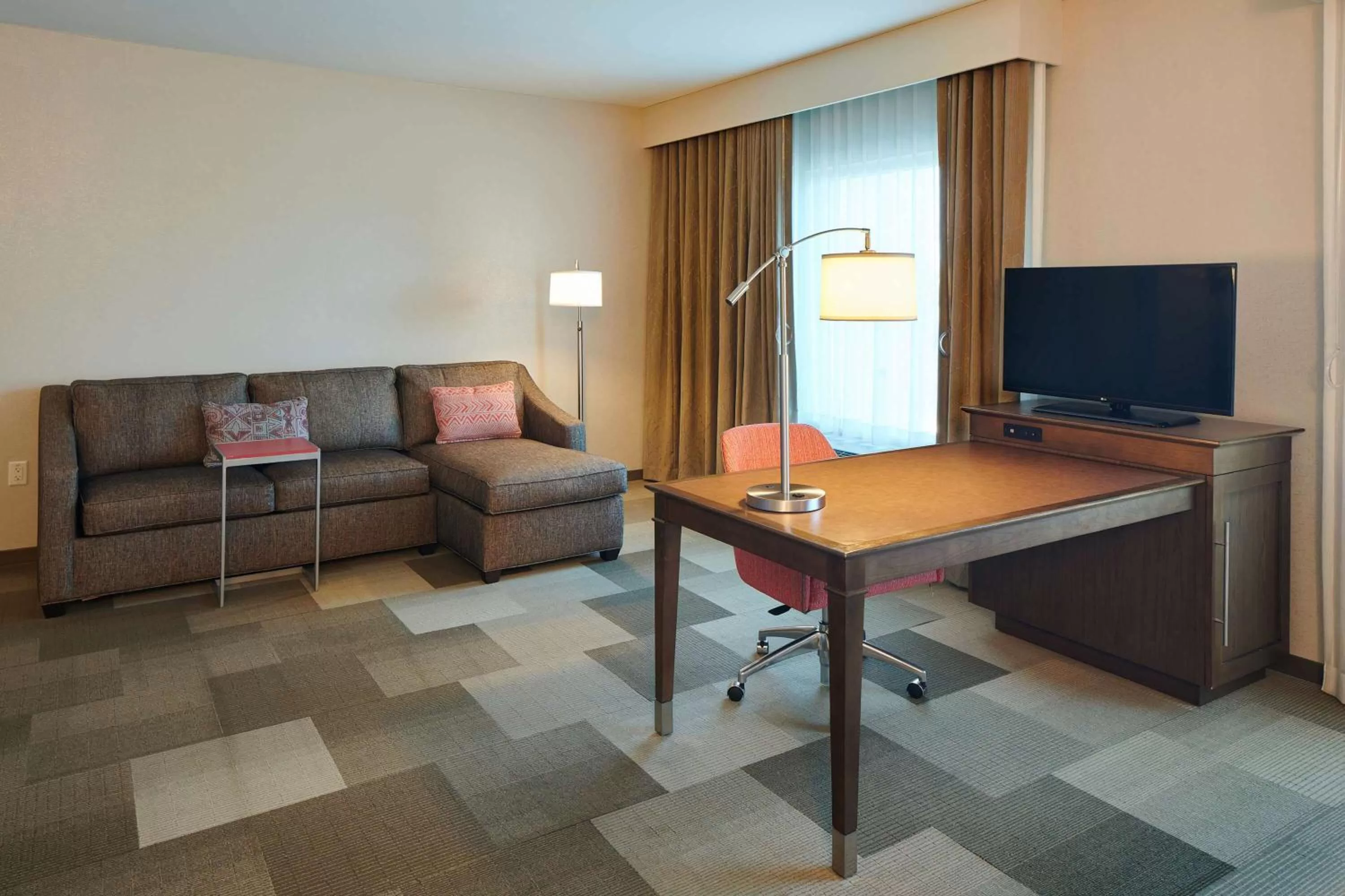 TV and multimedia in Hampton Inn & Suites Oahu Kapolei - FREE Parking - No Resort Fee