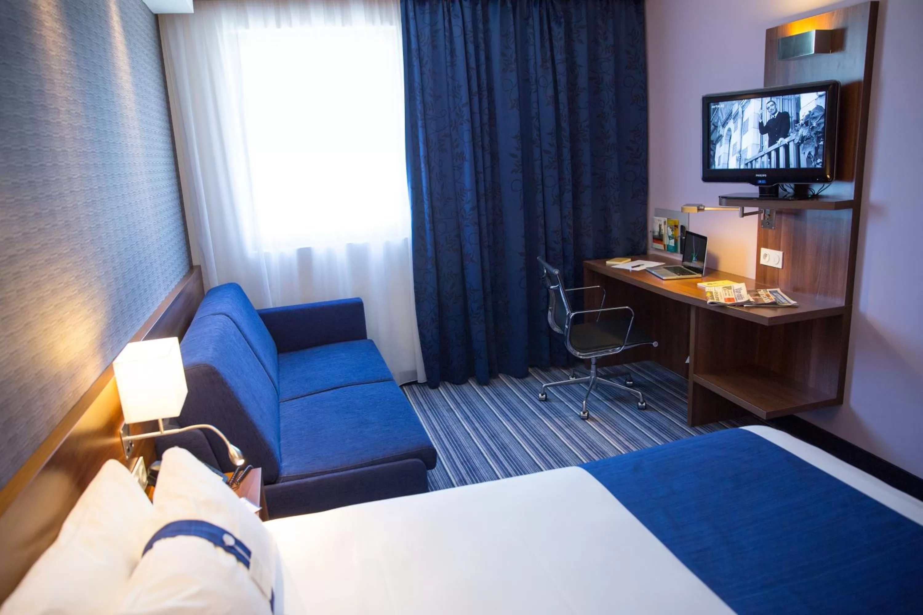 Photo of the whole room, Bed in Holiday Inn Express Toulon - Est by IHG