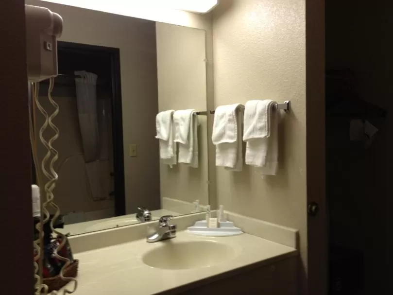 King Room with Bath Tub - Mobility/Hearing Accessible - Non-Smoking in Baymont Inn & Suites by Wyndham San Marcos