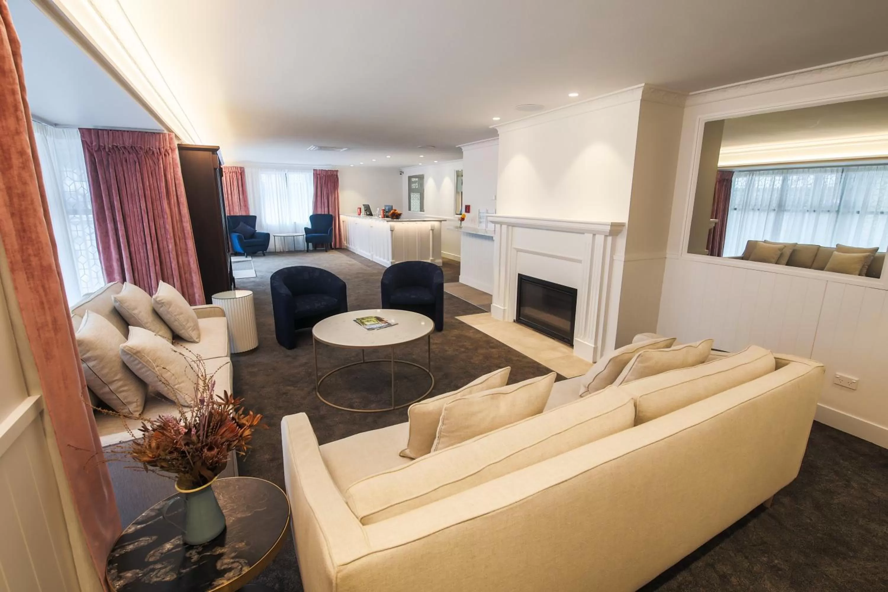 Lobby or reception in Scenic Hotel Cotswold