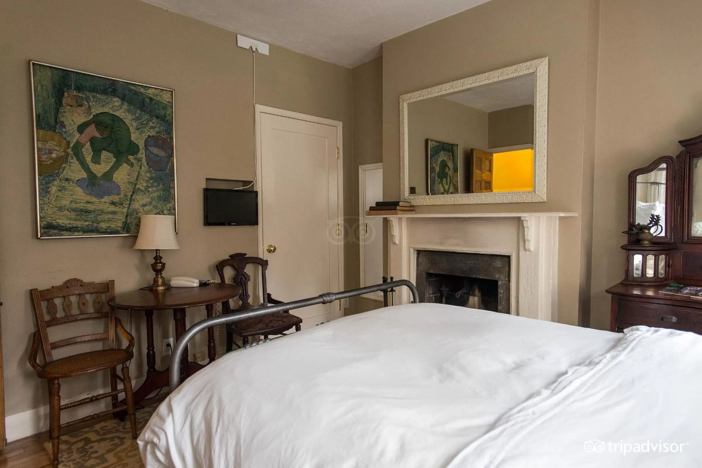 Photo of the whole room, Bed in Incentra Village Hotel