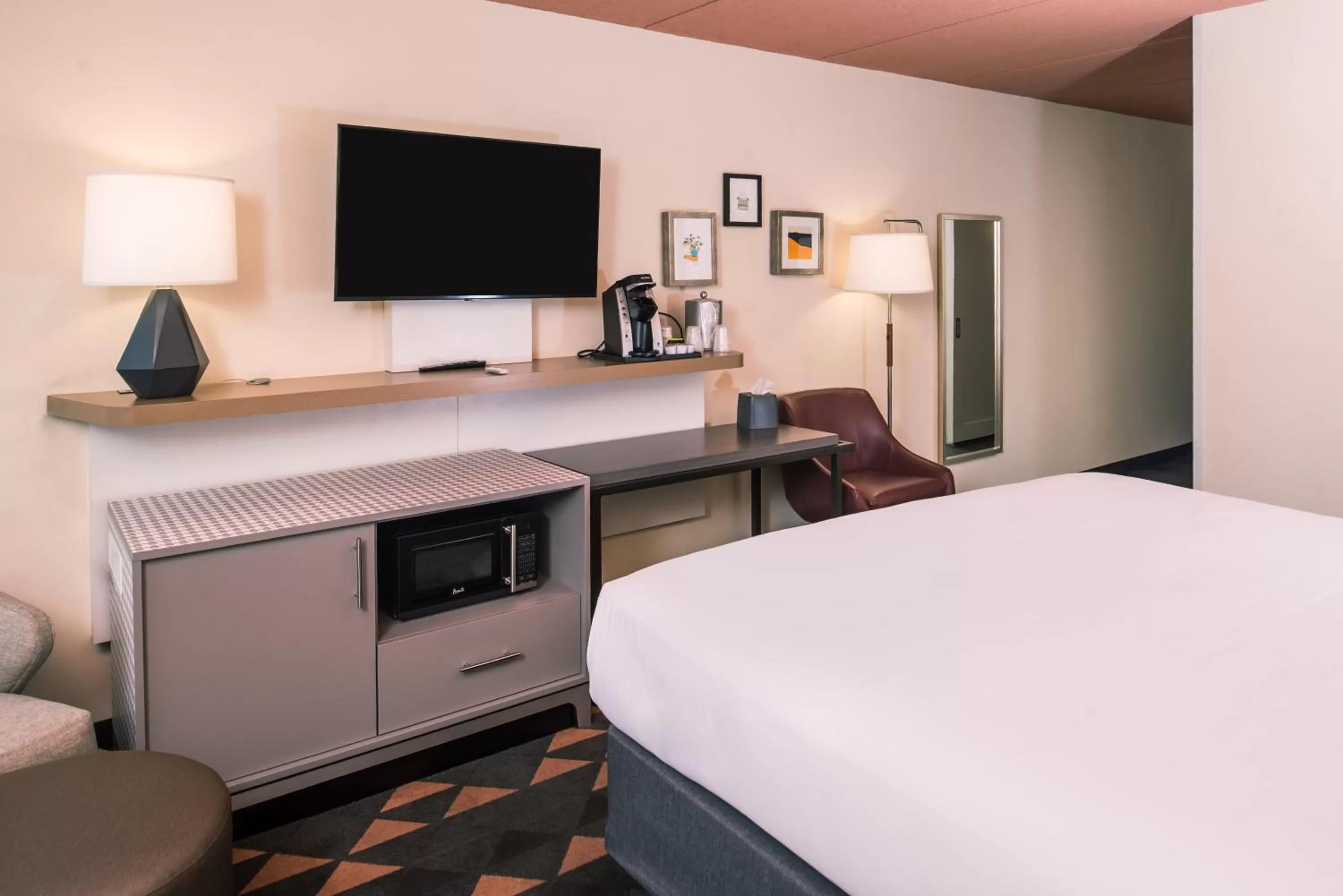 Photo of the whole room, Bed in Holiday Inn Auburn-Finger Lakes Region by IHG