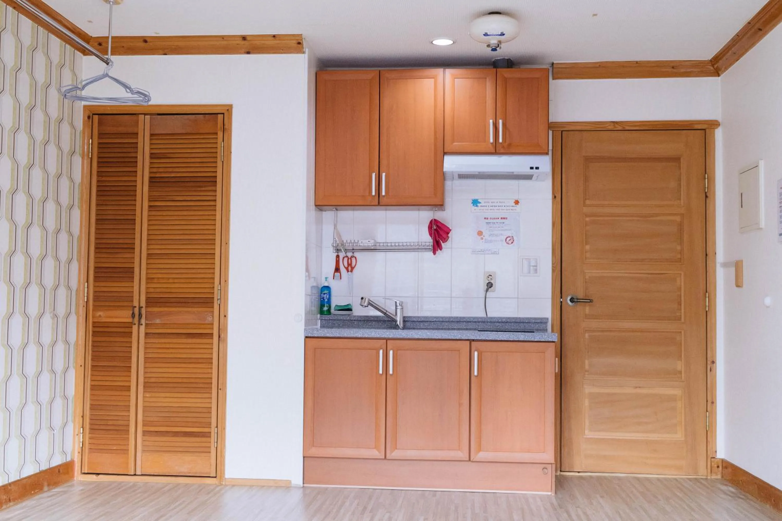 Kitchen or kitchenette in White Cabin