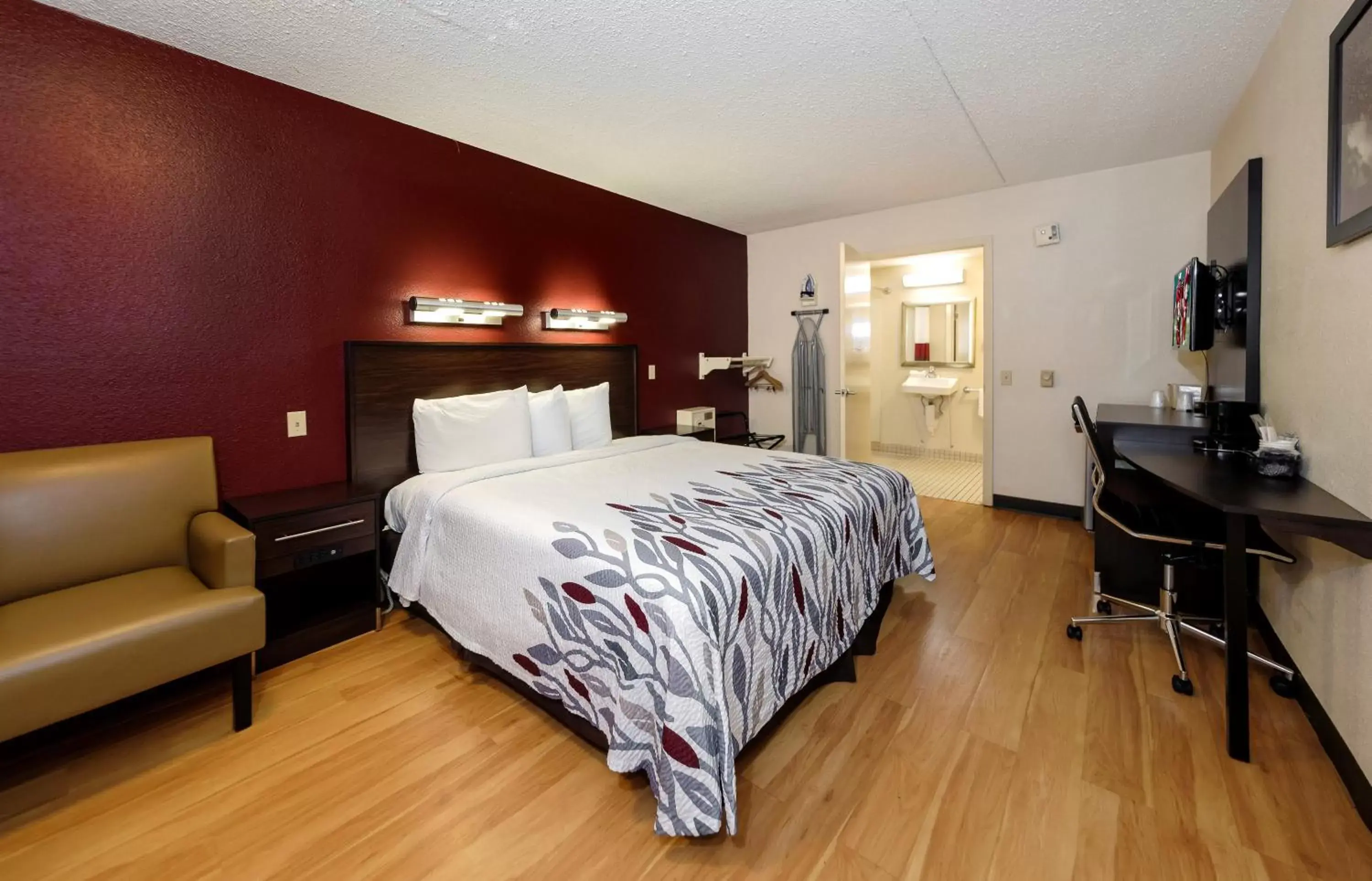 Deluxe King Room Disability Access Non-Smoking in Red Roof Inn Dallas - DFW Airport North Deluxe King Room Disability Access Non-Smoking in Red Roof Inn Dallas - DFW Airport North