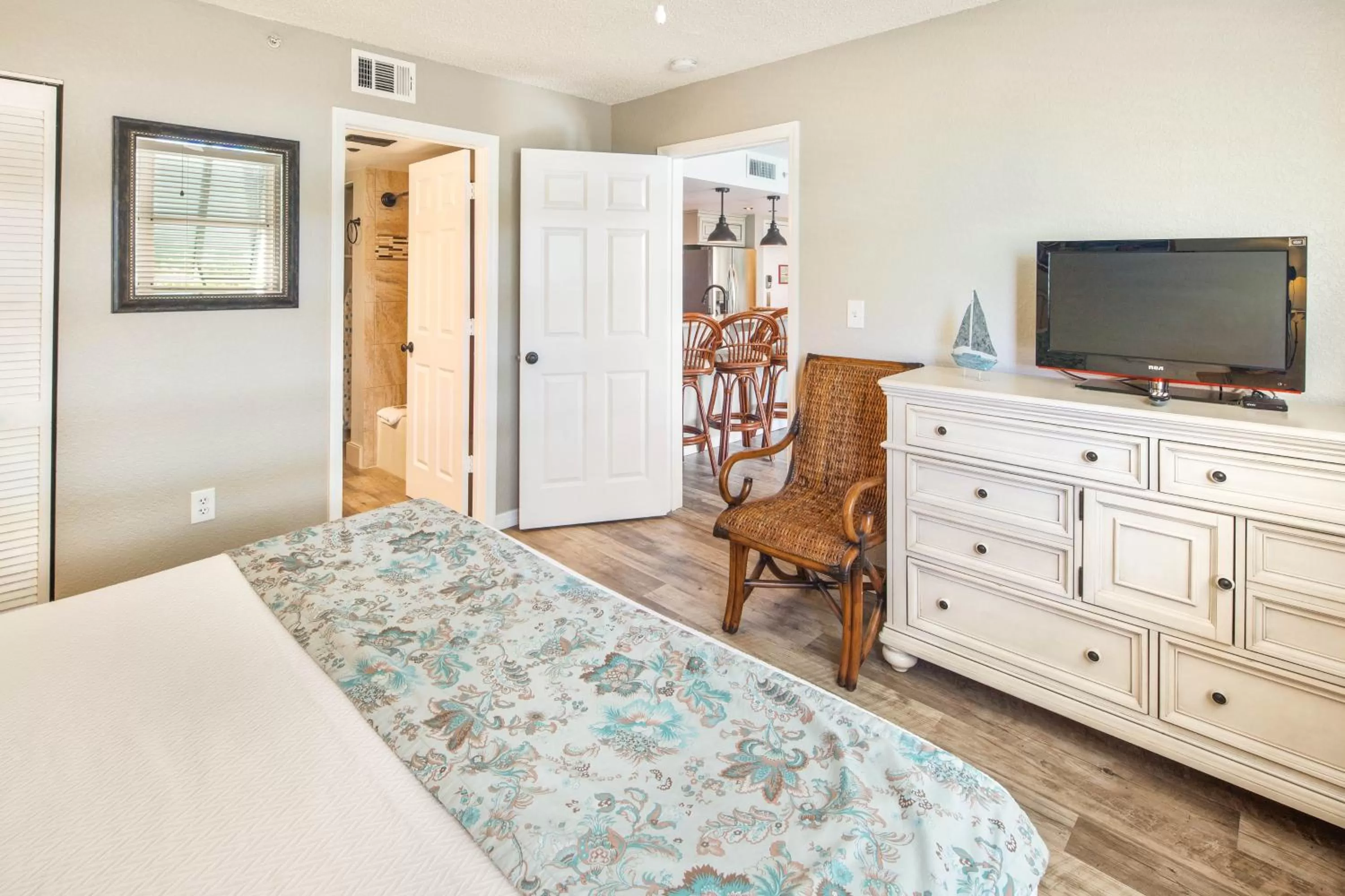 Bed in Sunrise Suites Tahiti Suite #104