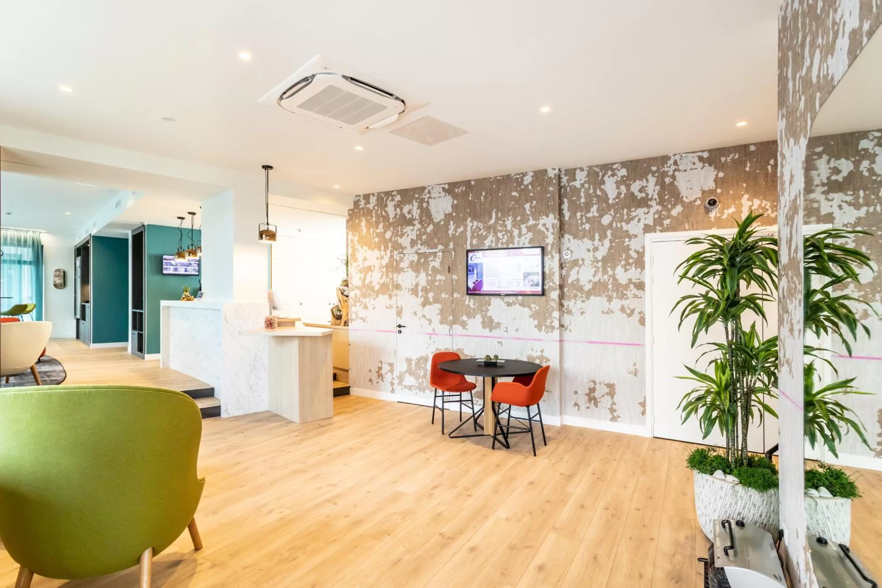 Lobby or reception in Hôtel The Originals City Le Berry - proche centre-ville - Gare - parking - recharge véhicule