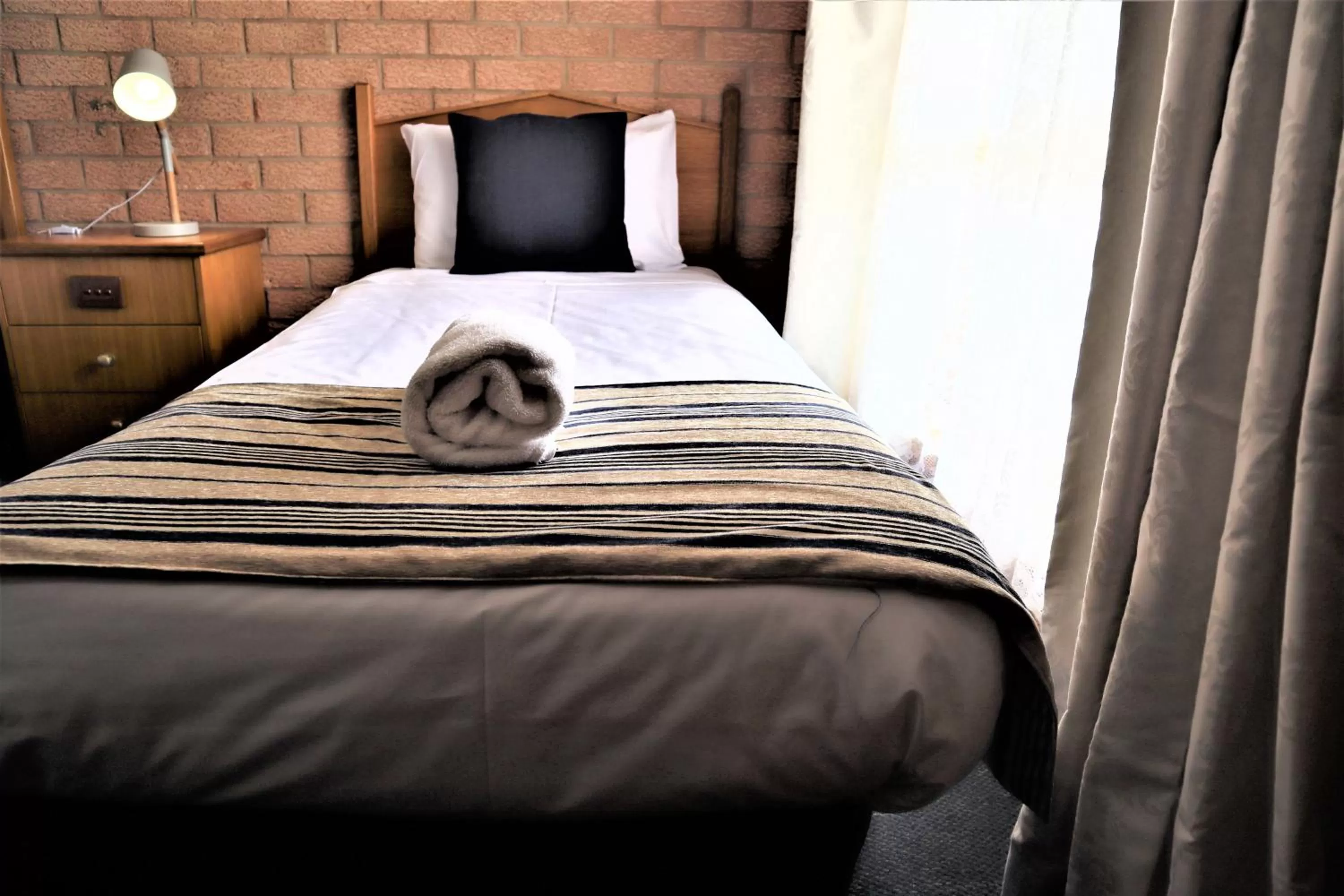 Bed in Golden Chain Aalana Motor Inn