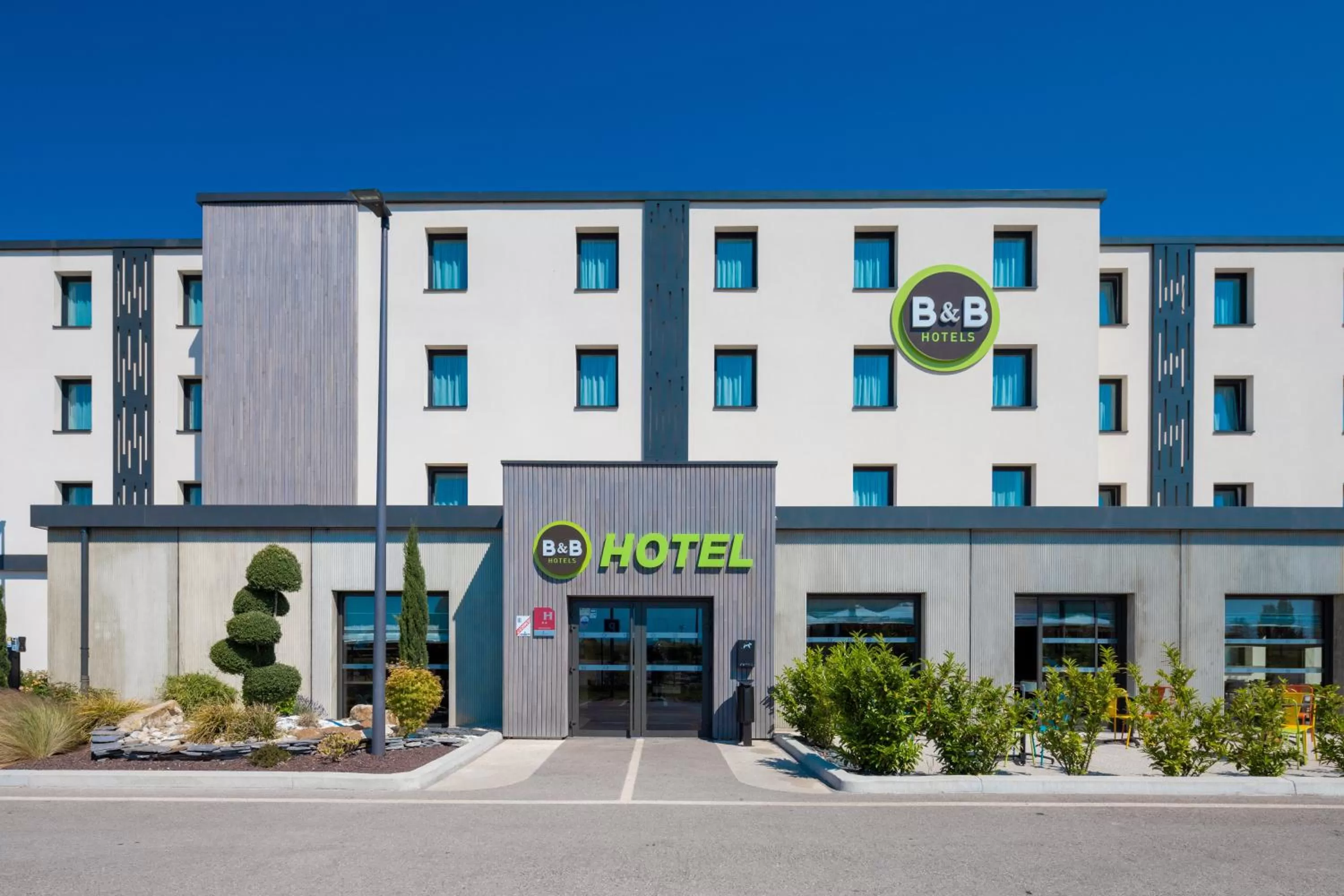Property building in B&B HOTEL Troyes Magasins d'usine