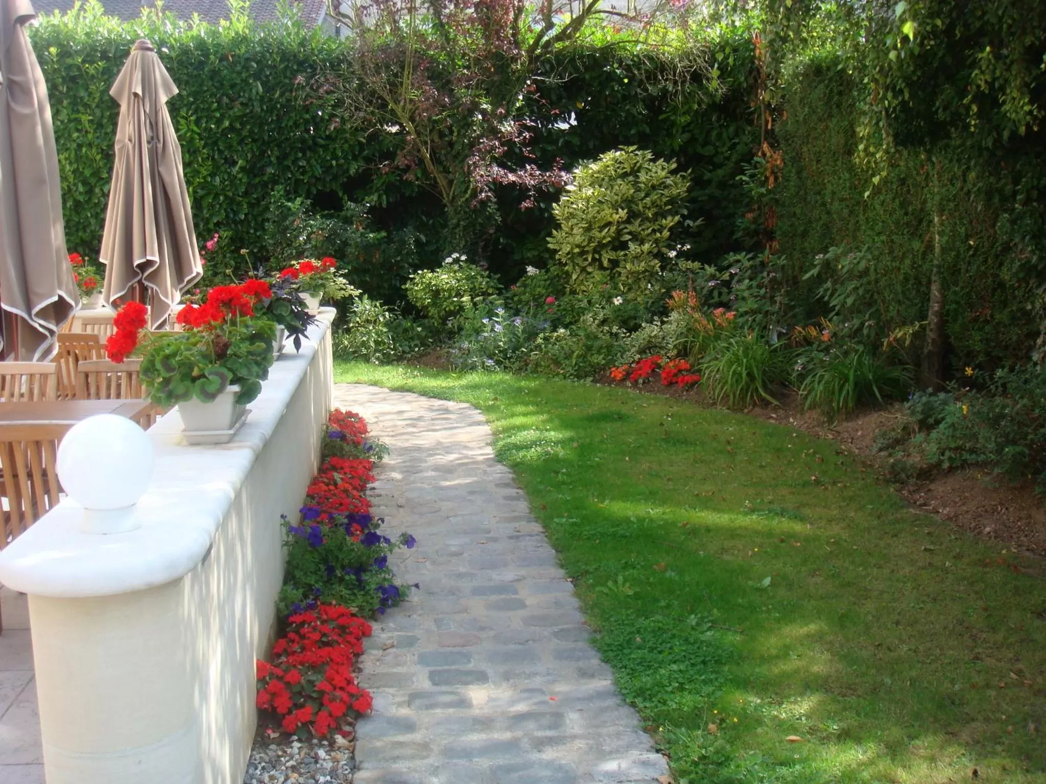 Garden in Logis Hôtel Les Airelles Neufchâtel En Bray