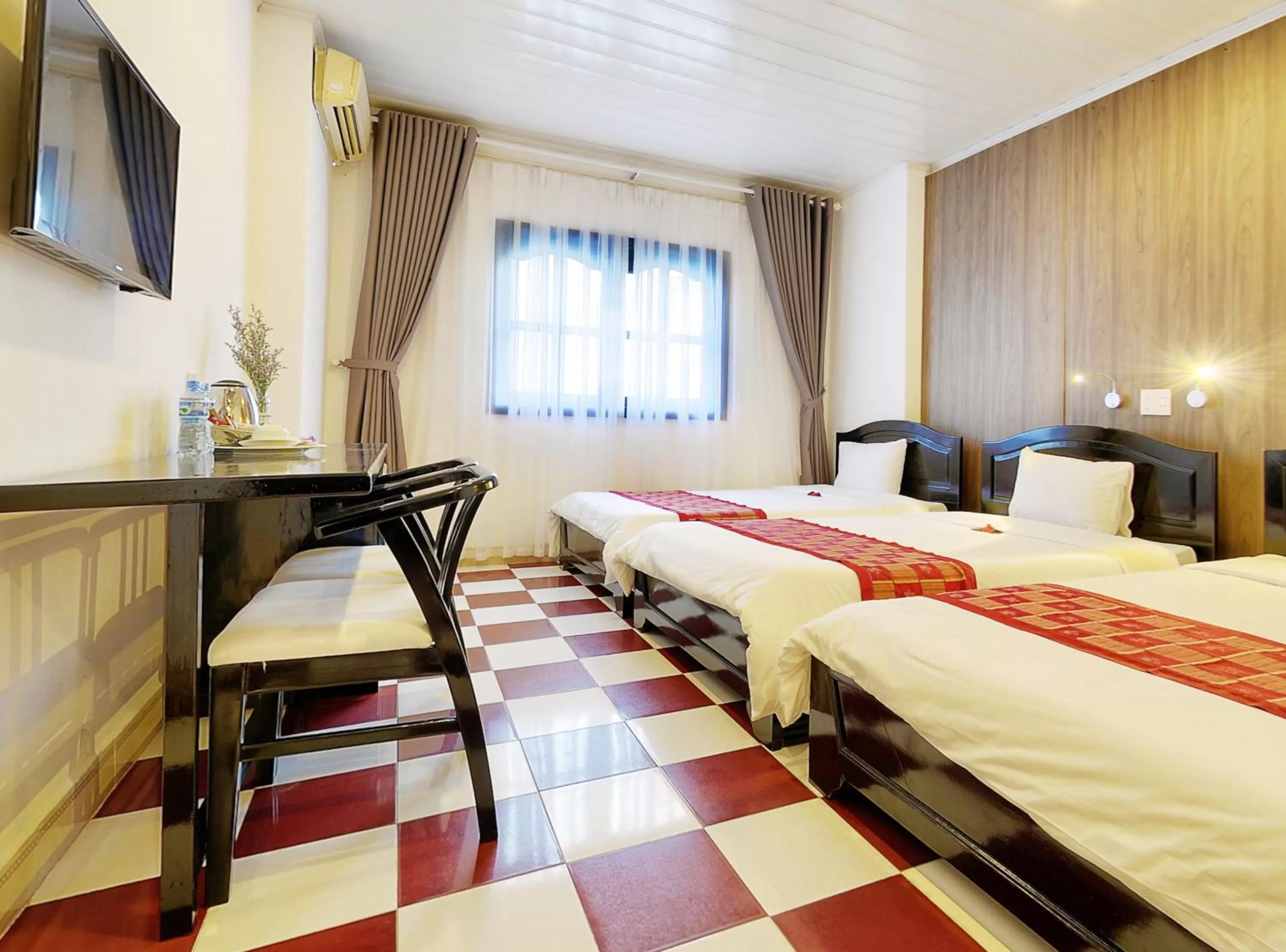 Photo of the whole room, Bed in Hai Yen Hotel