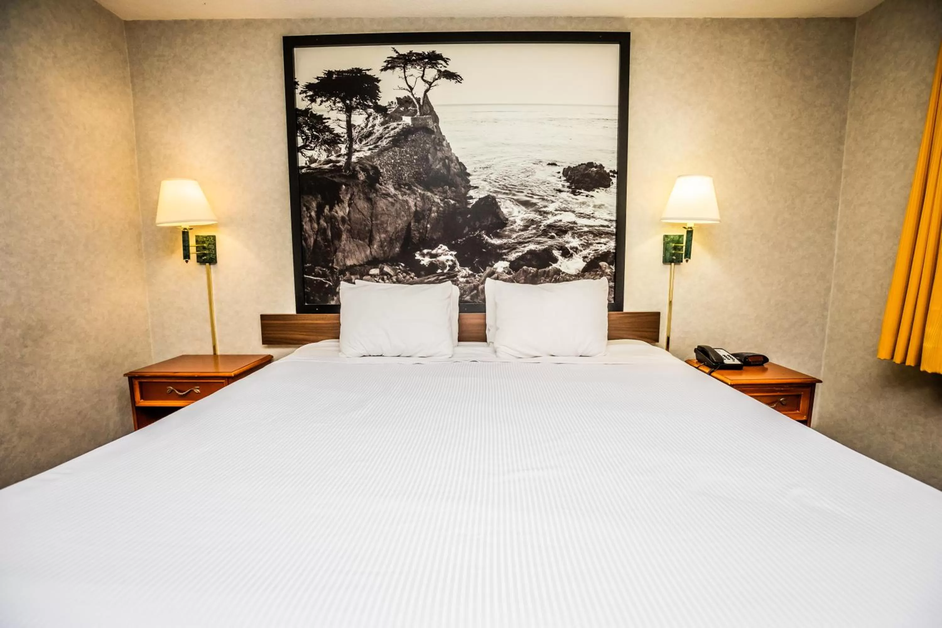 Photo of the whole room, Bed in Pelican Inn