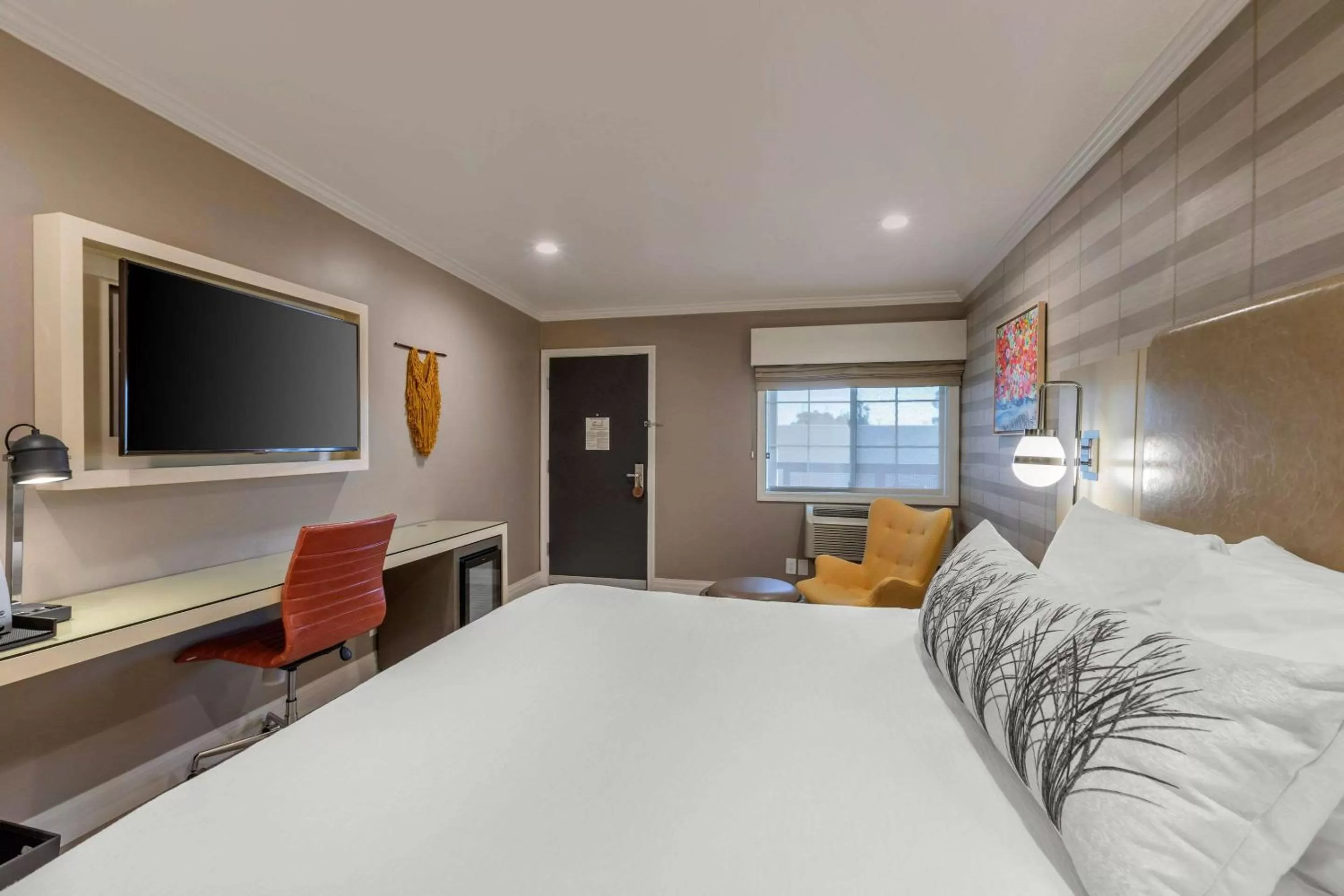 Photo of the whole room, Bed in Bluestem Hotel Torrance Los Angeles, an Ascend Collection Hotel