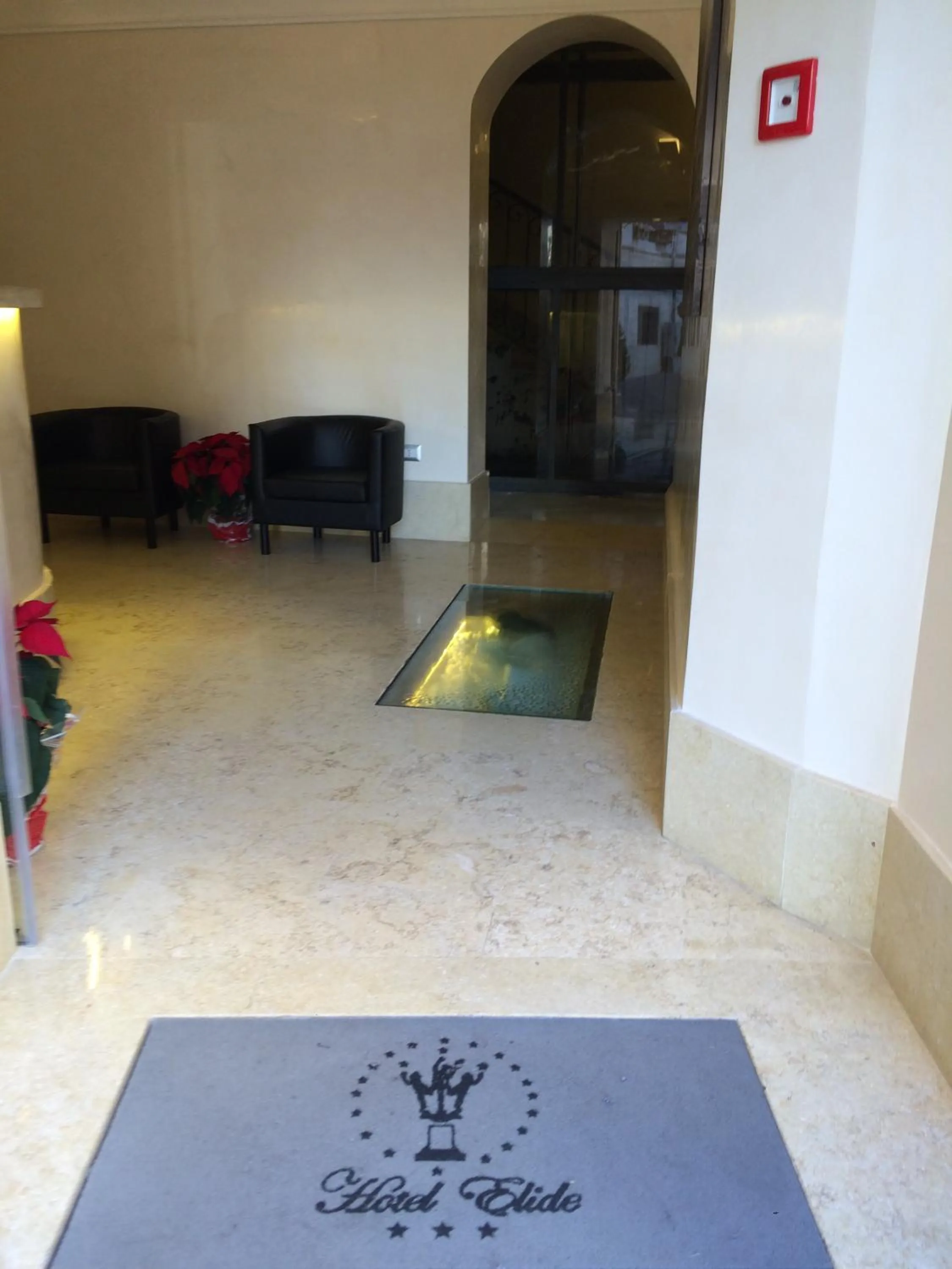 Communal lounge/ TV room in Hotel Elide