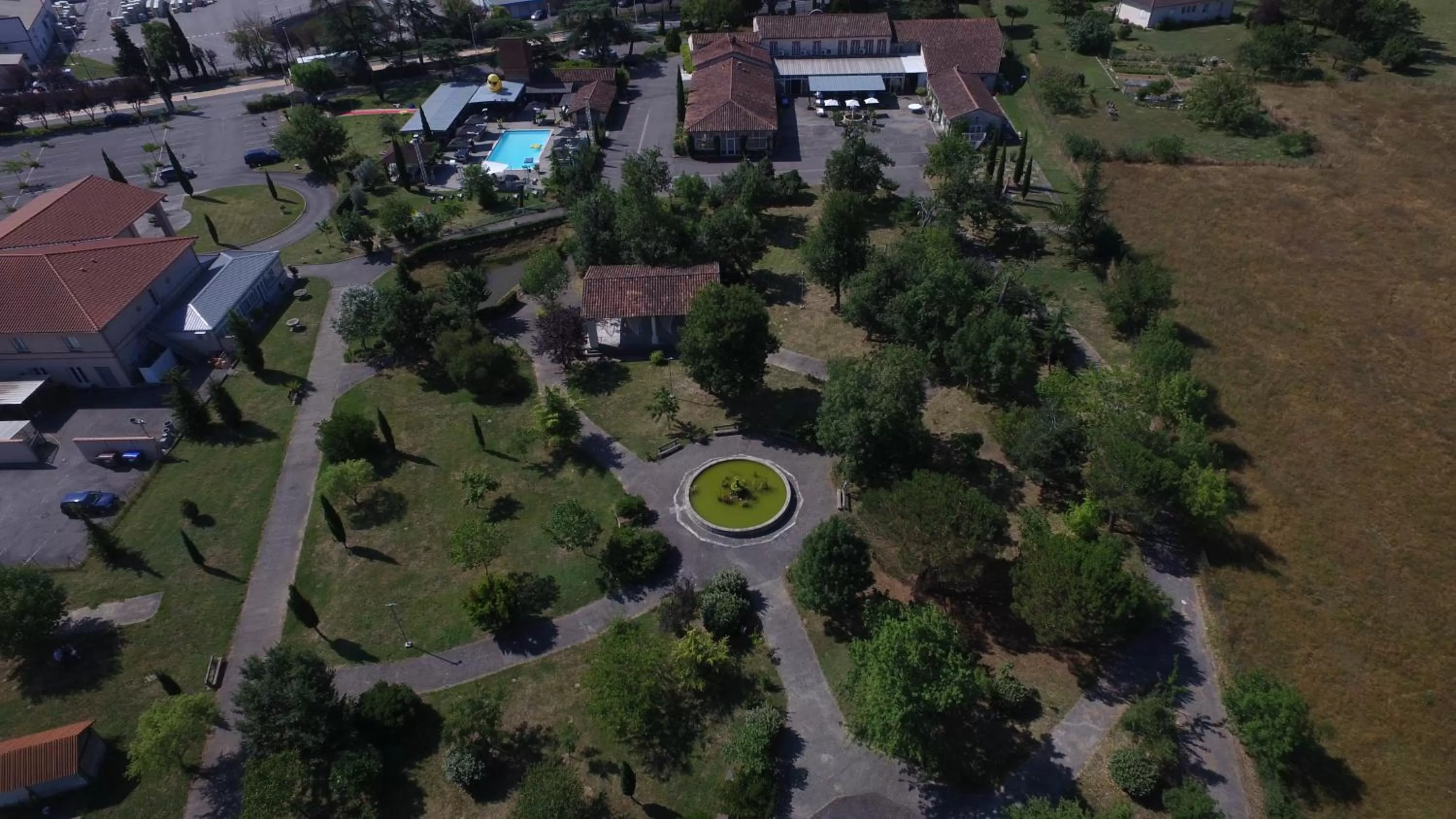 Property building in Best Western Plus Le Canard sur le Toit