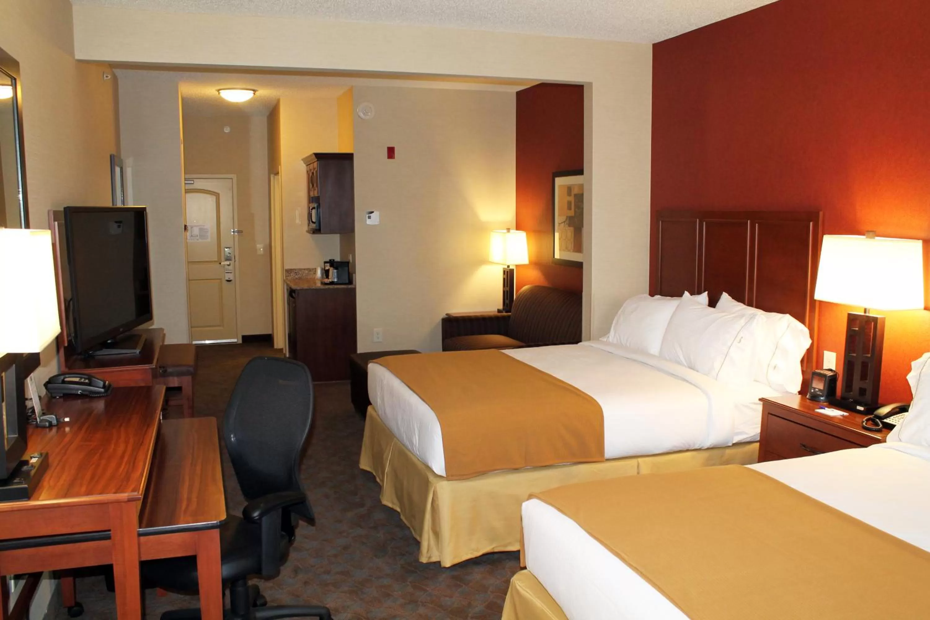Photo of the whole room, Bed in Holiday Inn Express & Suites Paducah West by IHG