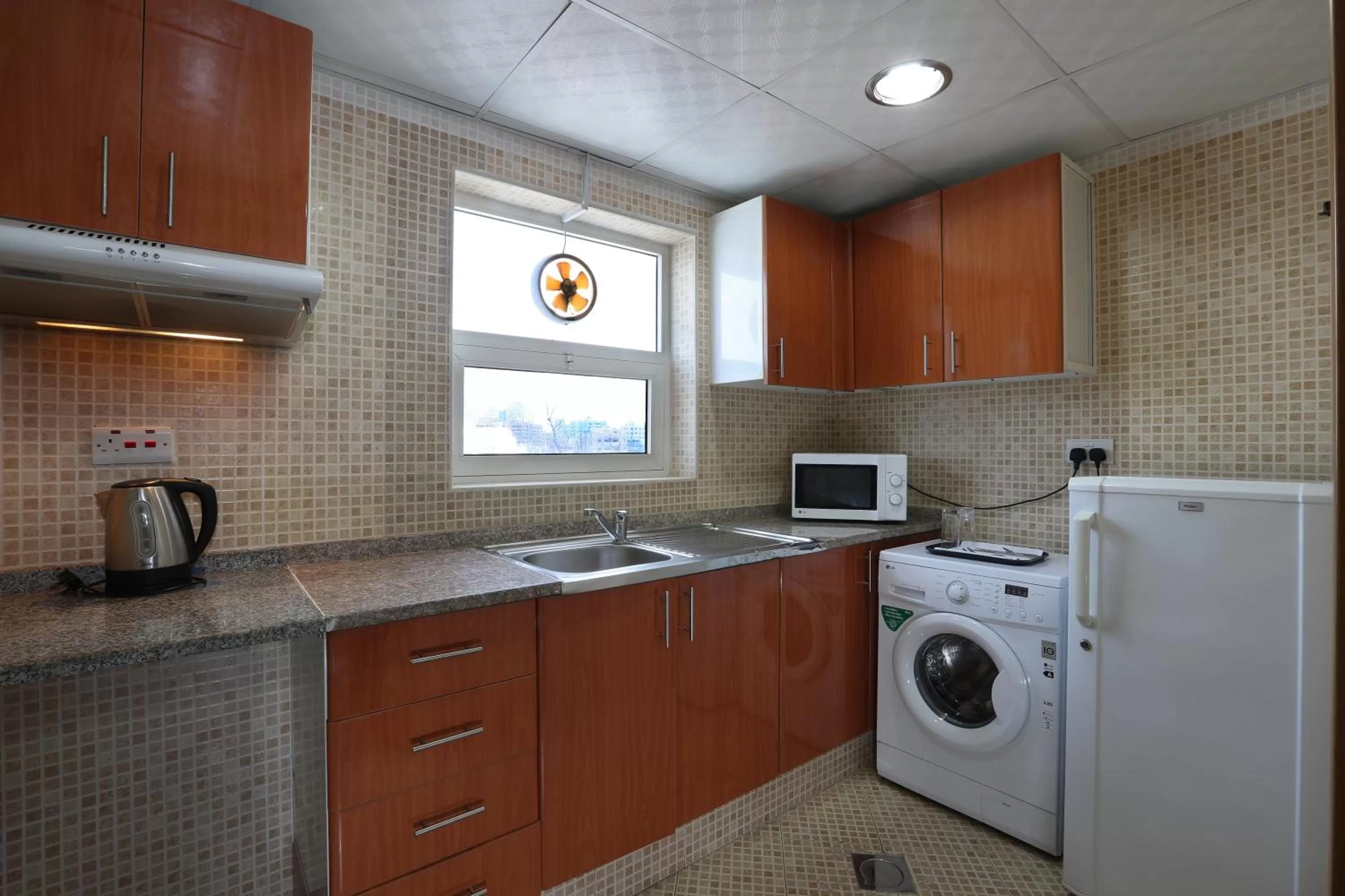 Kitchen or kitchenette in Al Smou Hotel Apartments - MAHA HOSPITALITY GROUP