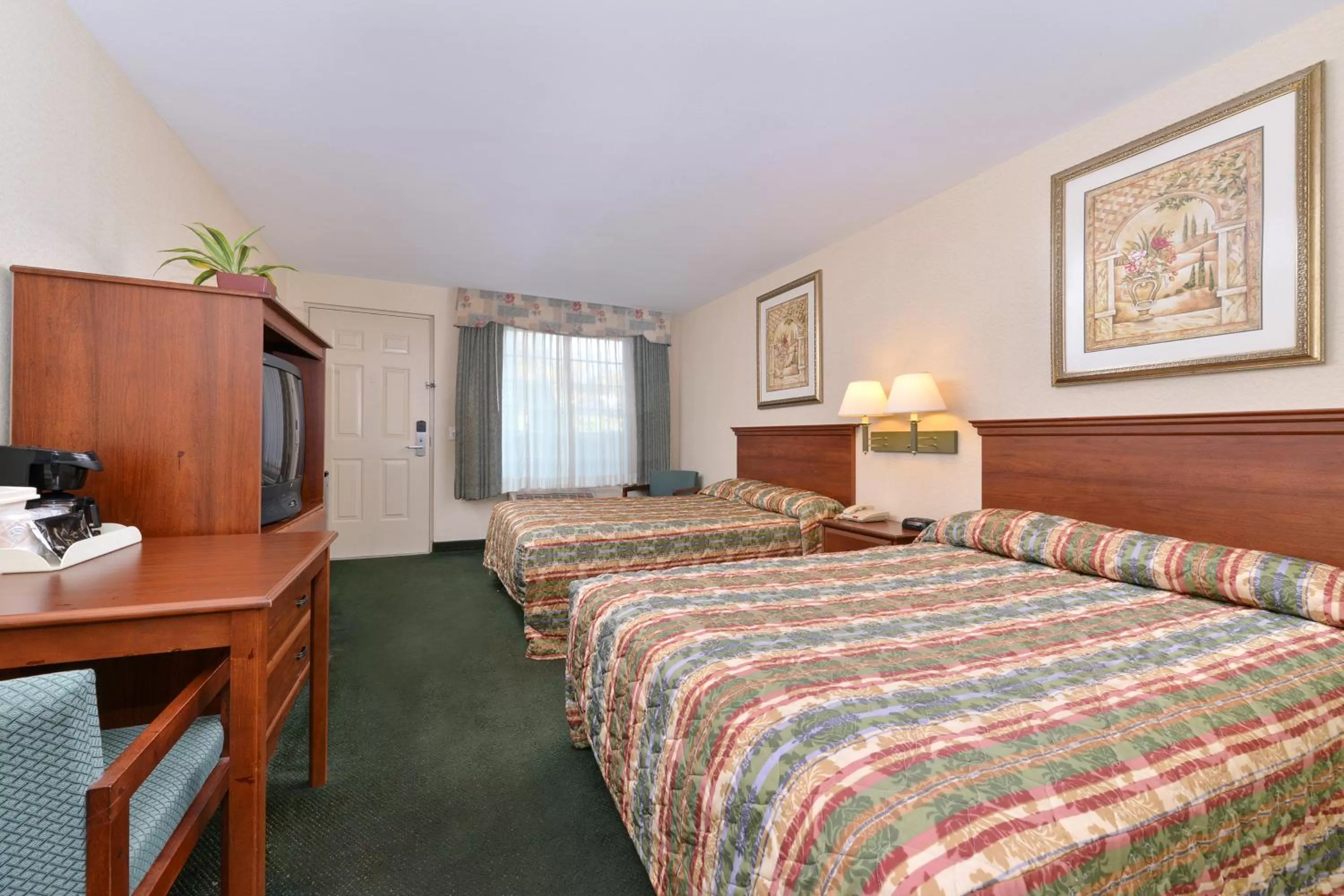 Bedroom, Bed in Tower Inn and Suites of Guilford / Madison