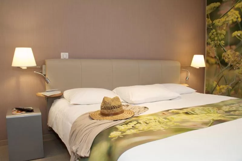 Photo of the whole room, Bed in Logis Hôtel Novalis Quimperlé