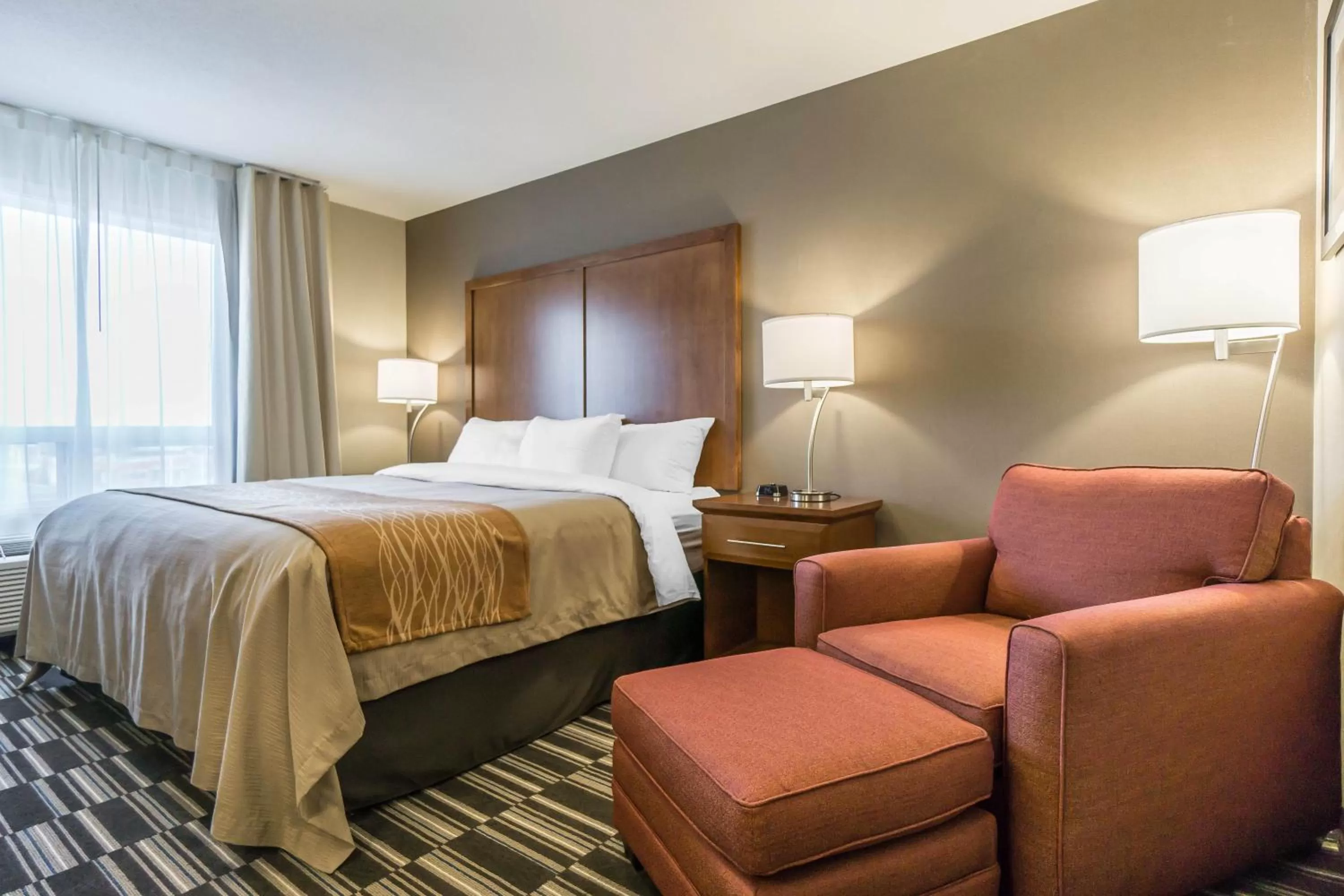 Photo of the whole room, Bed in Comfort Inn & Suites Edmonton International Airport