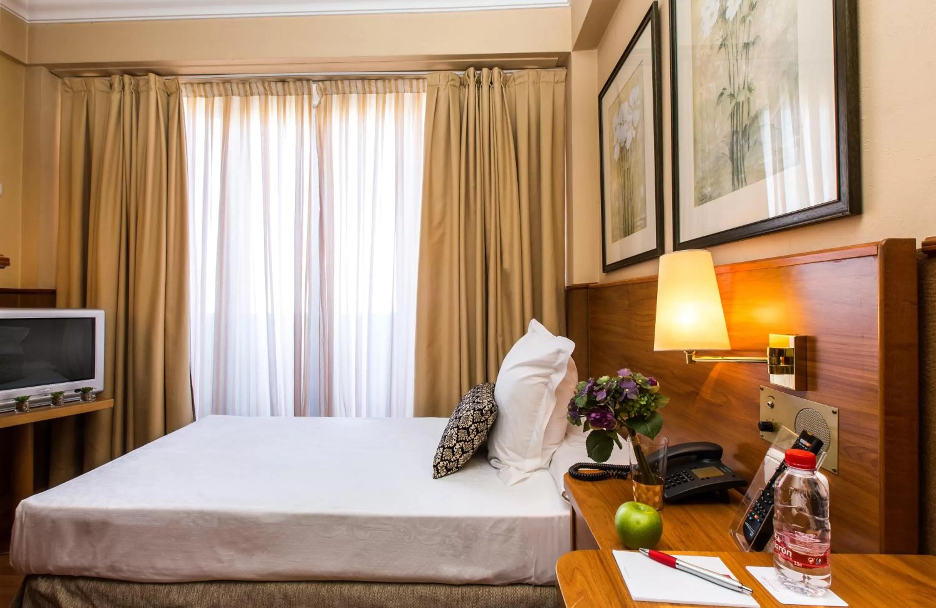 Photo of the whole room in Leonardo Hotel Granada