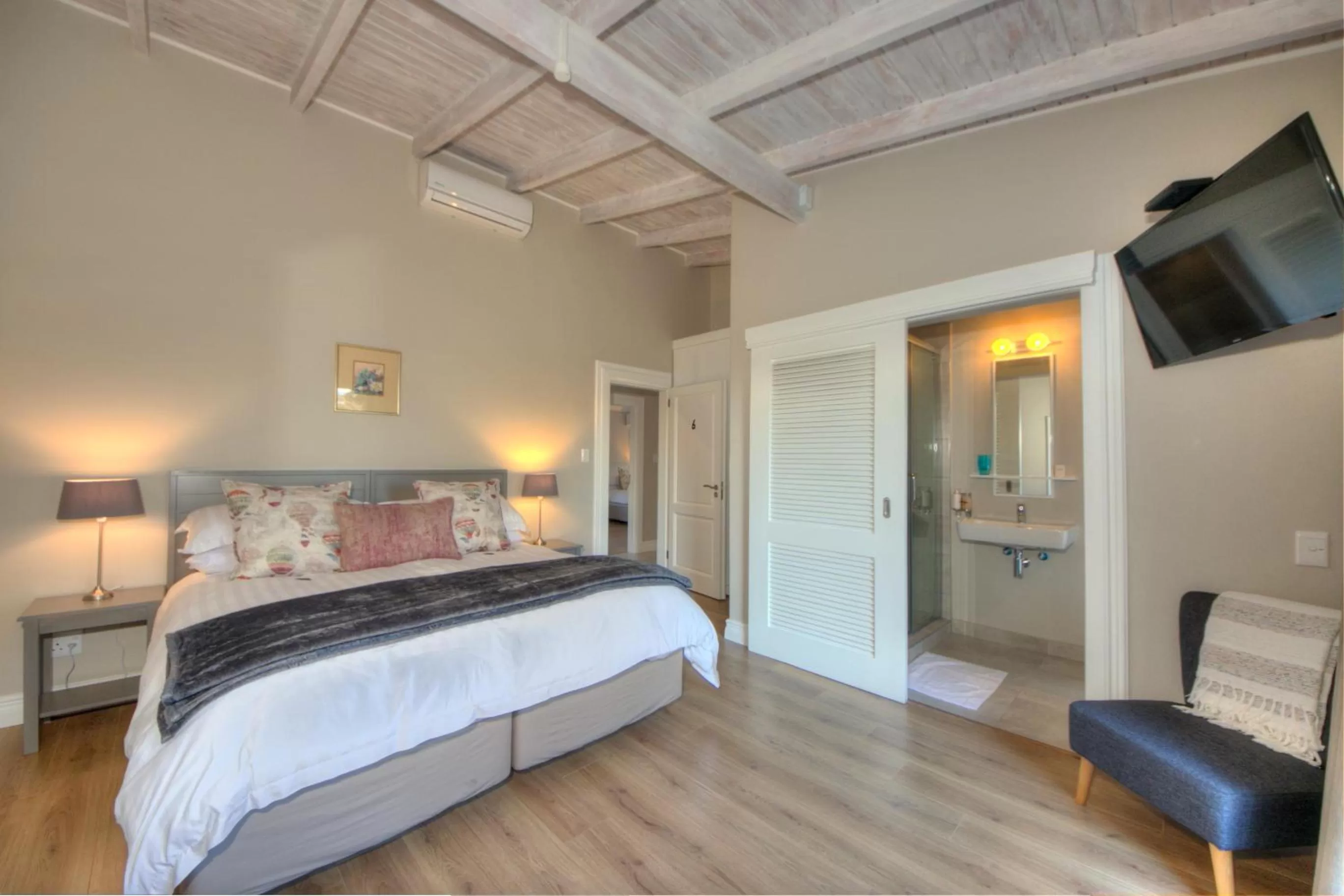 Photo of the whole room, Bed in Amberhall Guesthouse