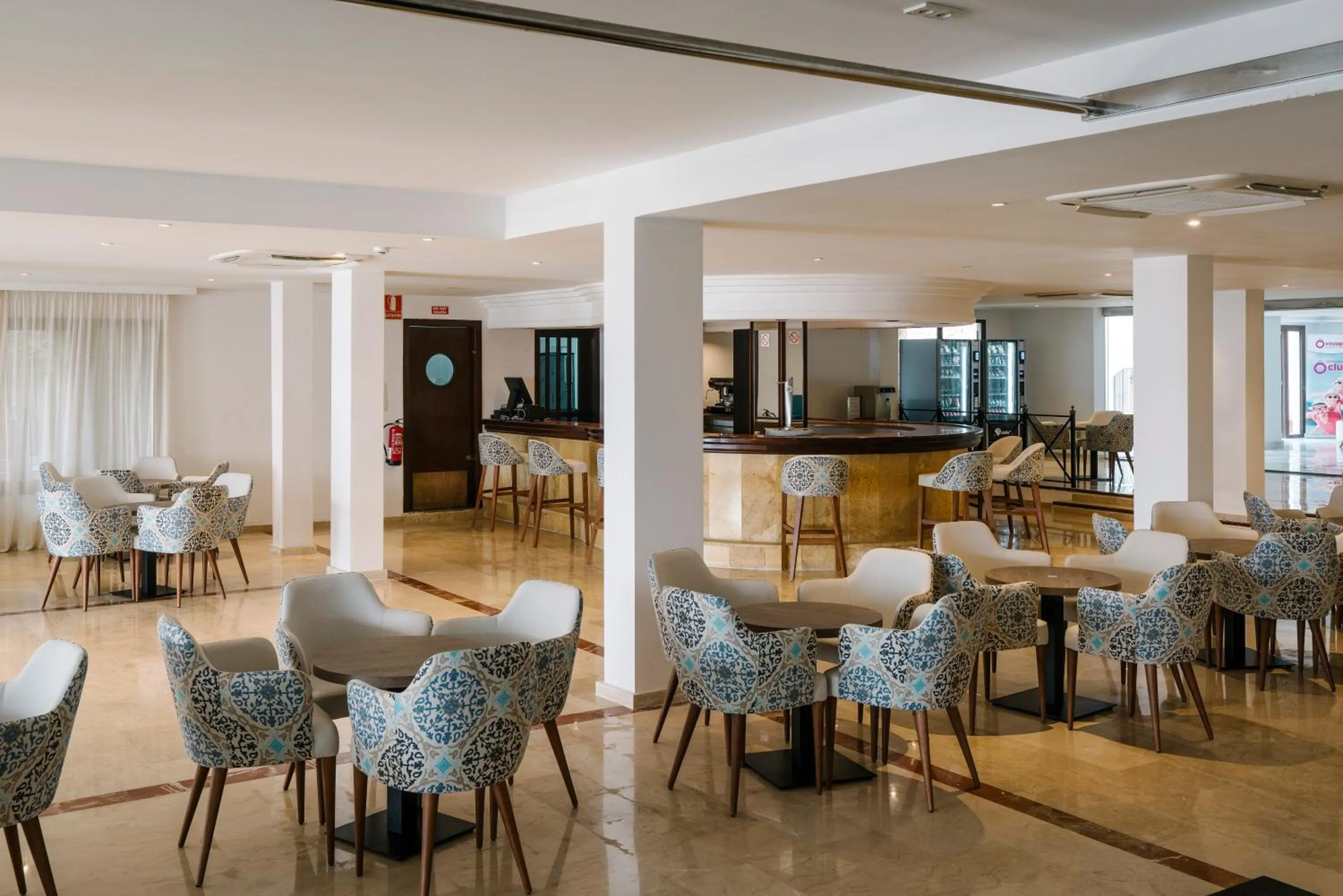 Lounge or bar in Alua Suites Las Rocas