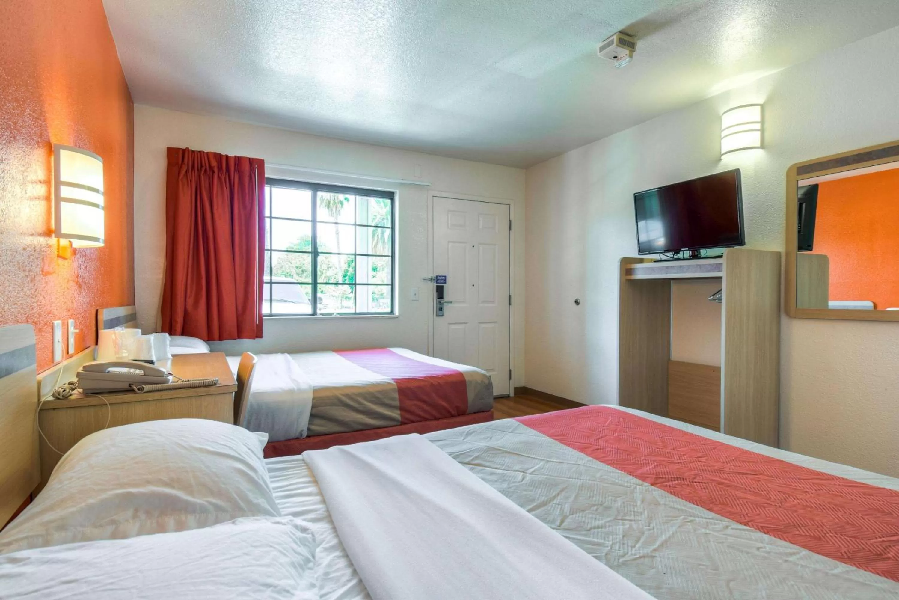 TV and multimedia, Bed in Motel 6-Pomona, CA - Los Angeles
