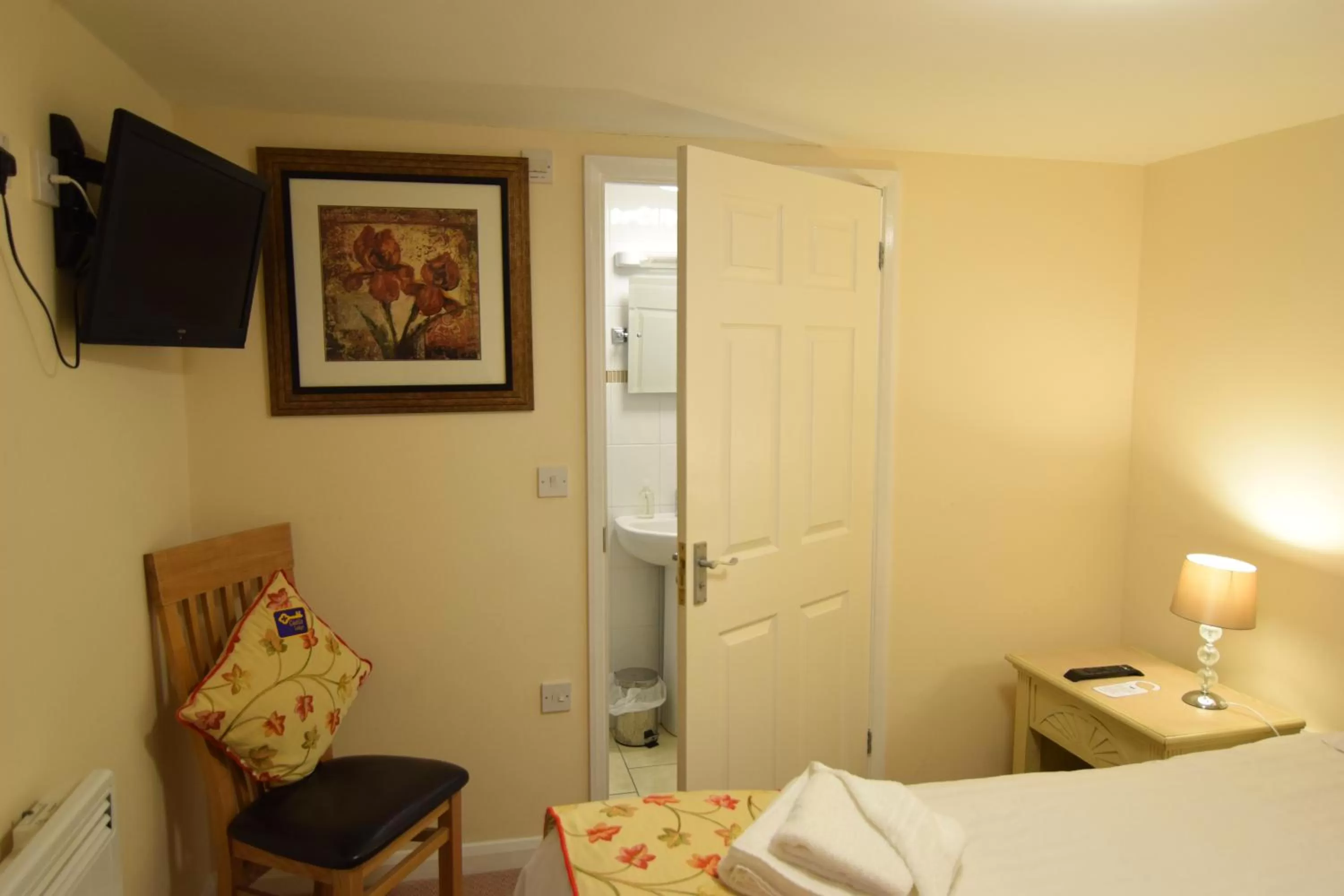 Bedroom, Bed in Castle Lodge