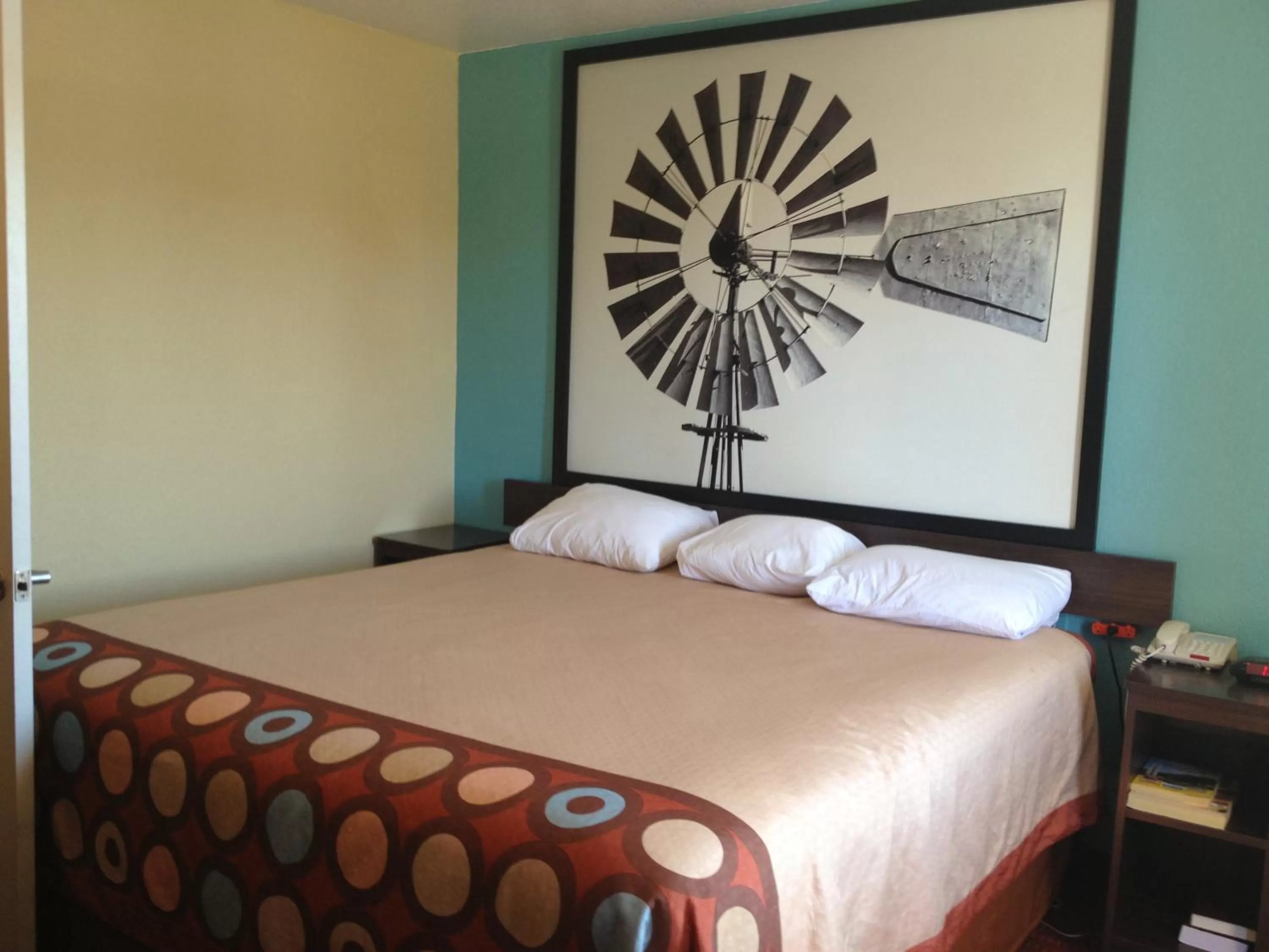 Bedroom, Bed in Super 8 by Wyndham Midwest City OK