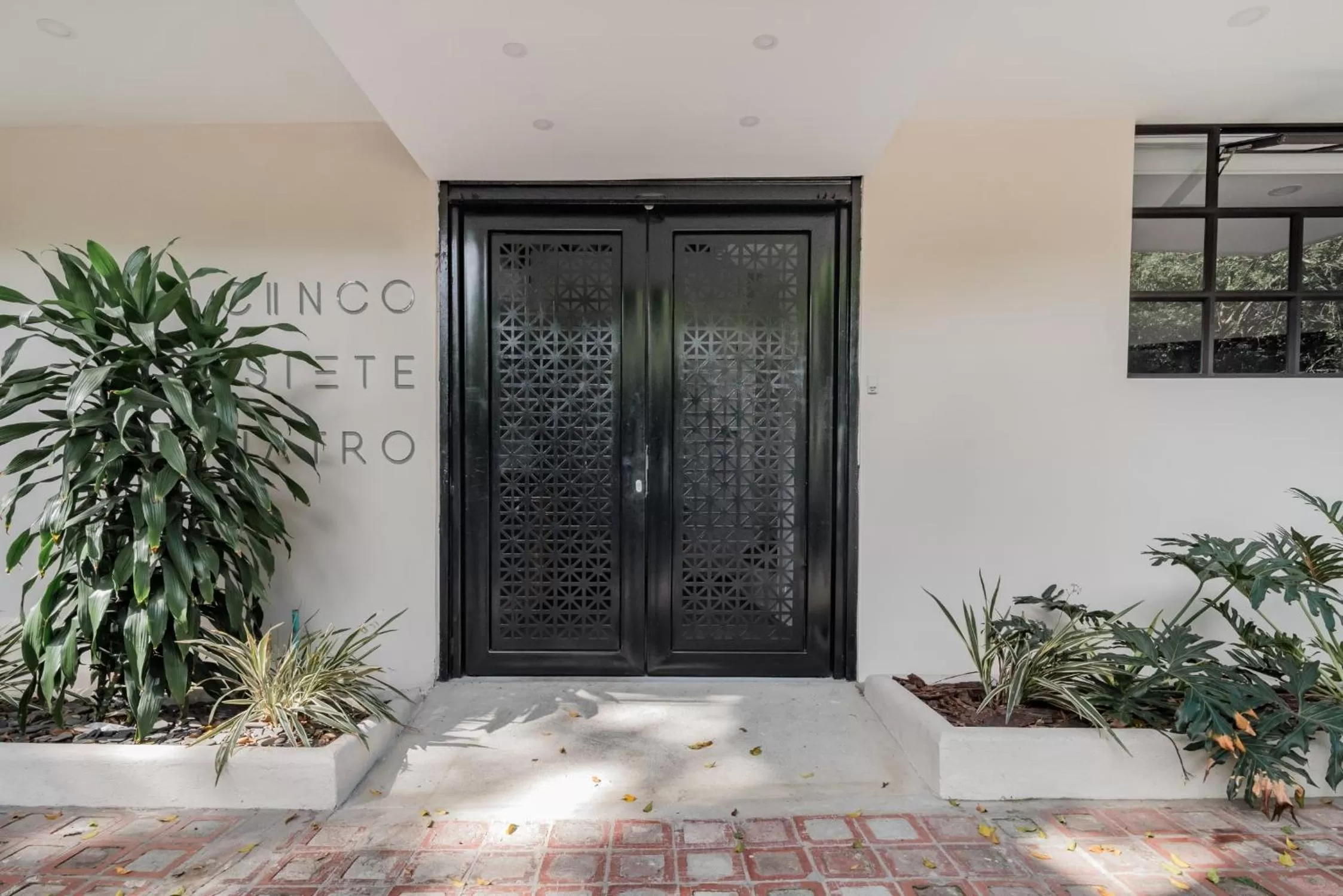 Facade/entrance in 574 Hotel