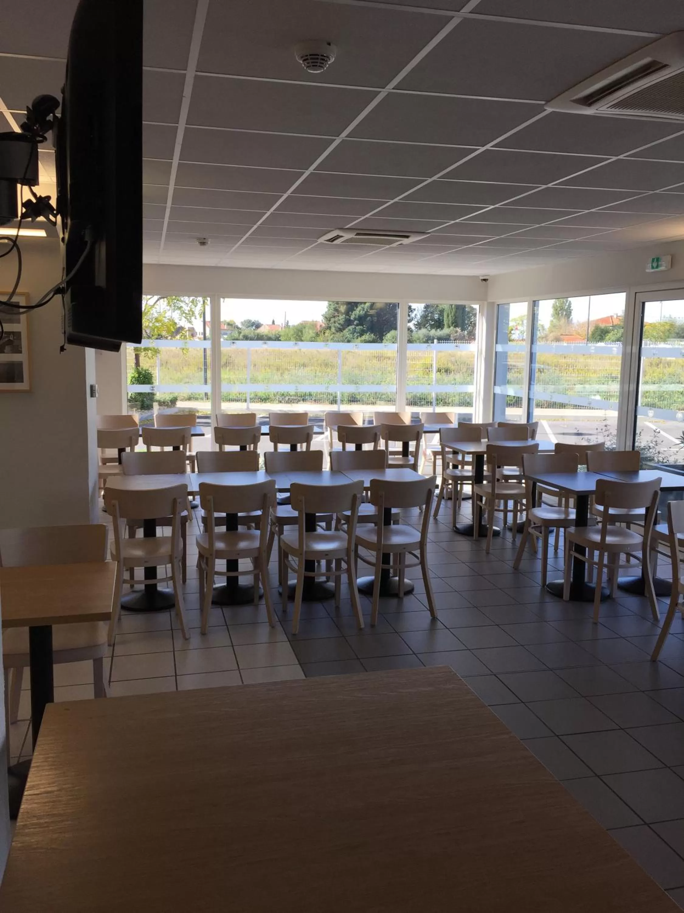 Restaurant/places to eat in B&B HOTEL Marseille Aéroport Saint-Victoret