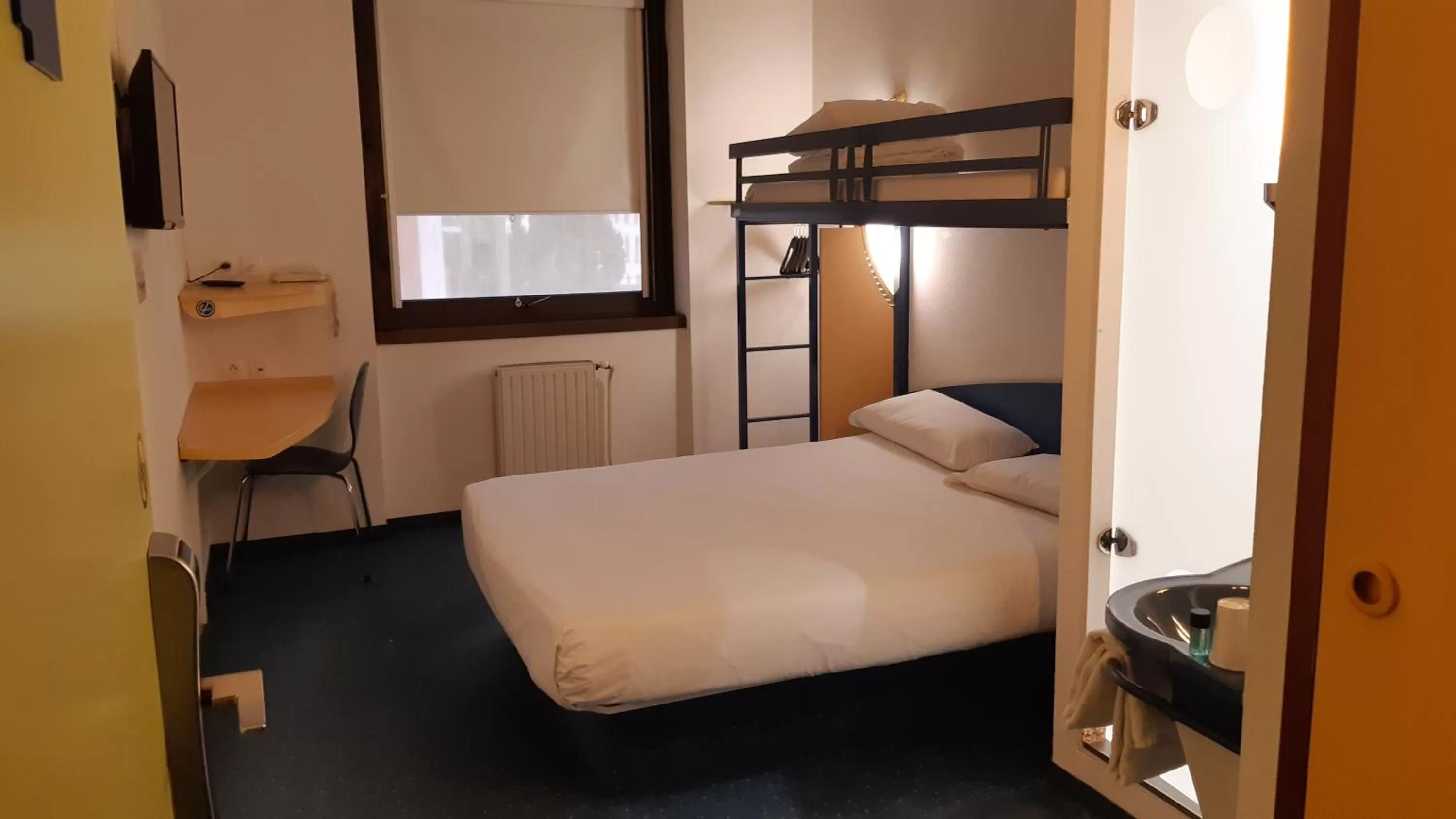 Photo of the whole room, Bed in Kyriad Direct Montauban Centre
