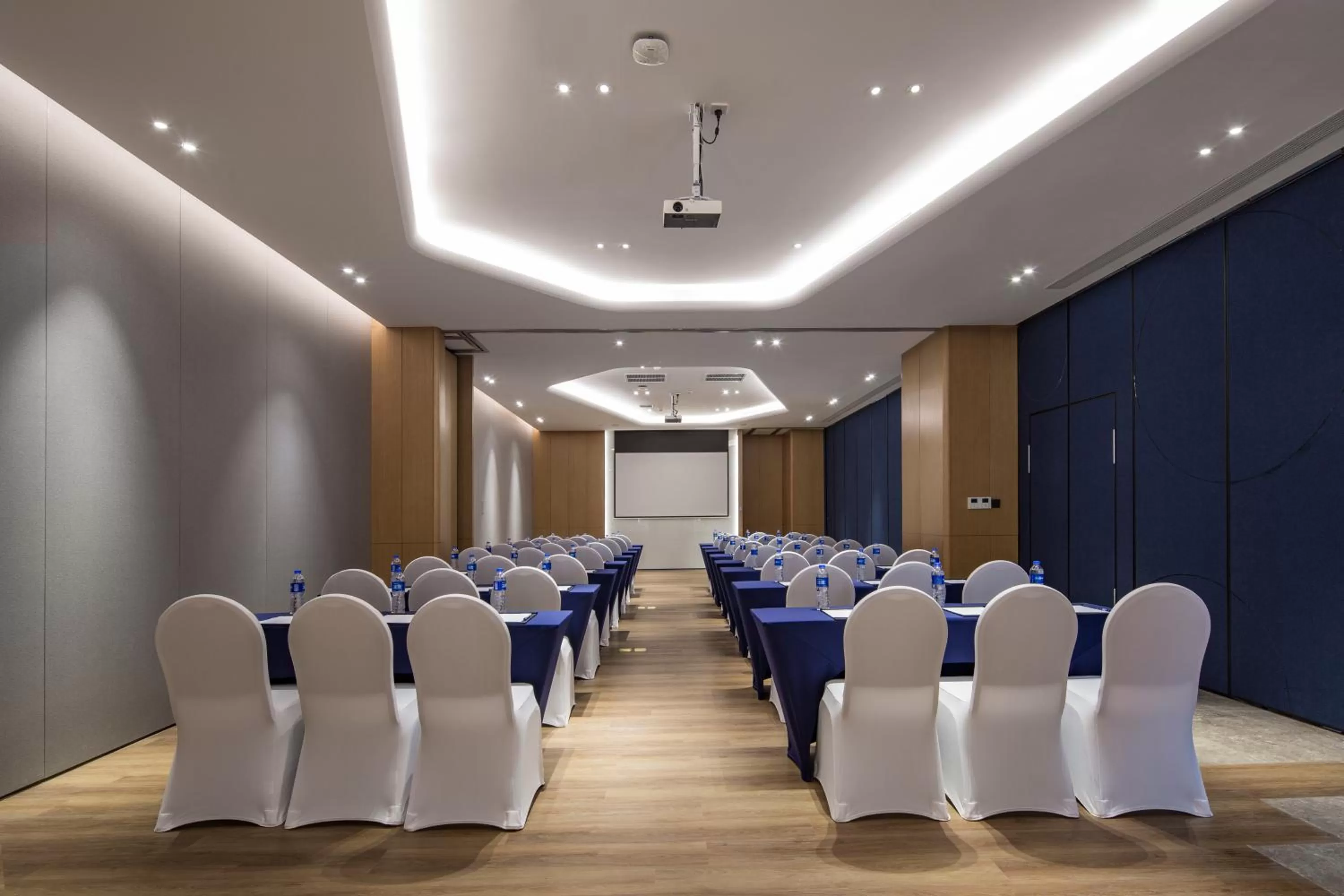 Meeting/conference room in Holiday Inn Express Shanghai Kangqiao by IHG