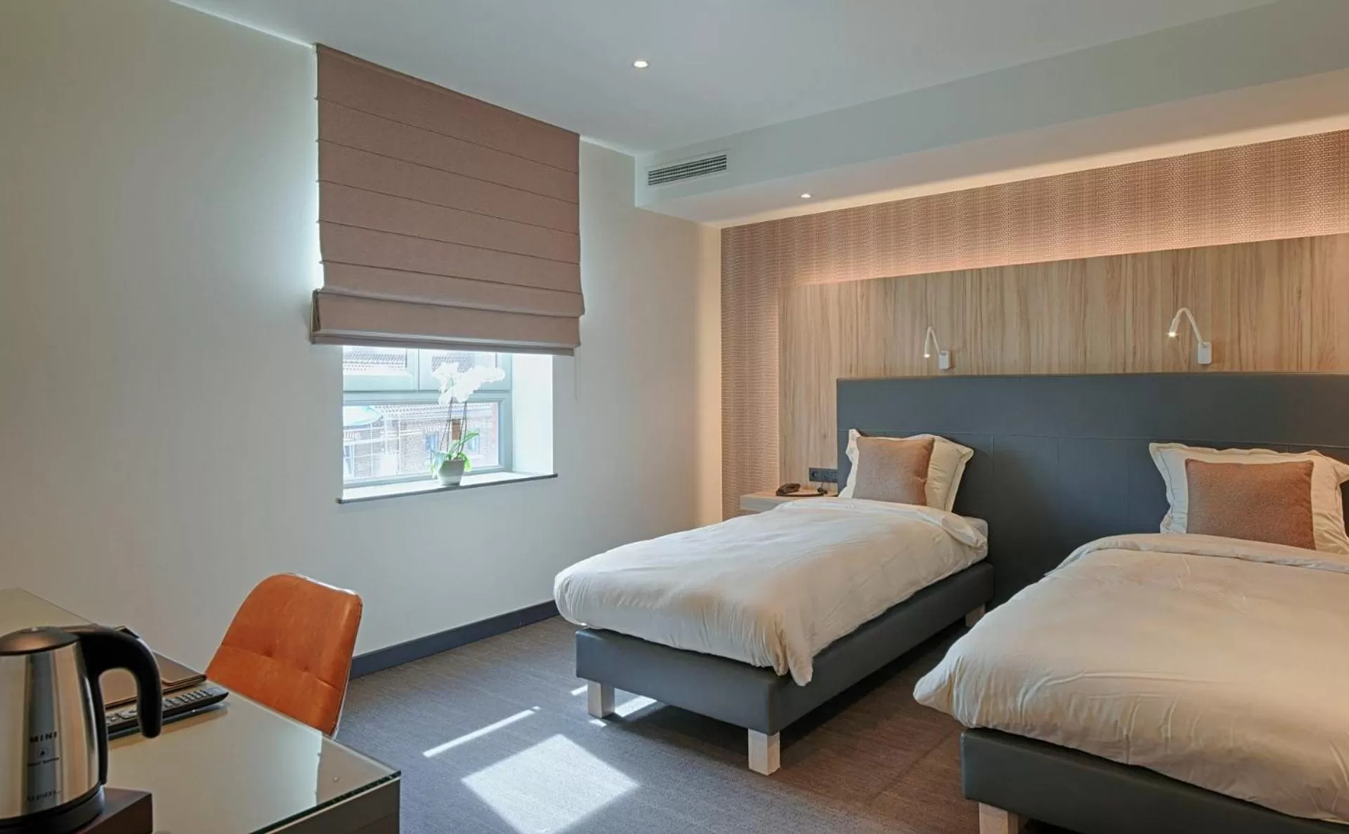 Photo of the whole room, Bed in twee broeders