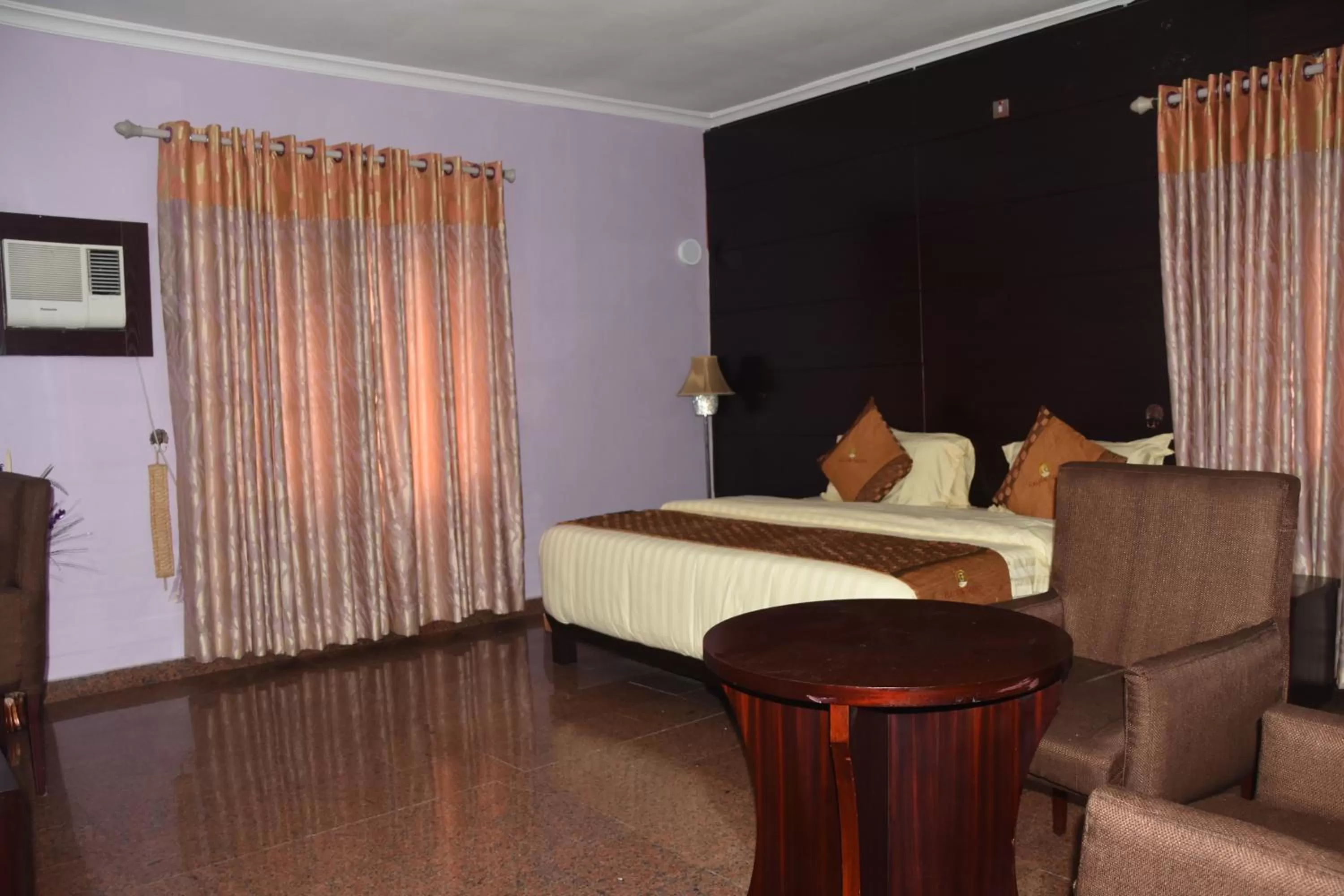 Bedroom, Bed in Galpin Suites