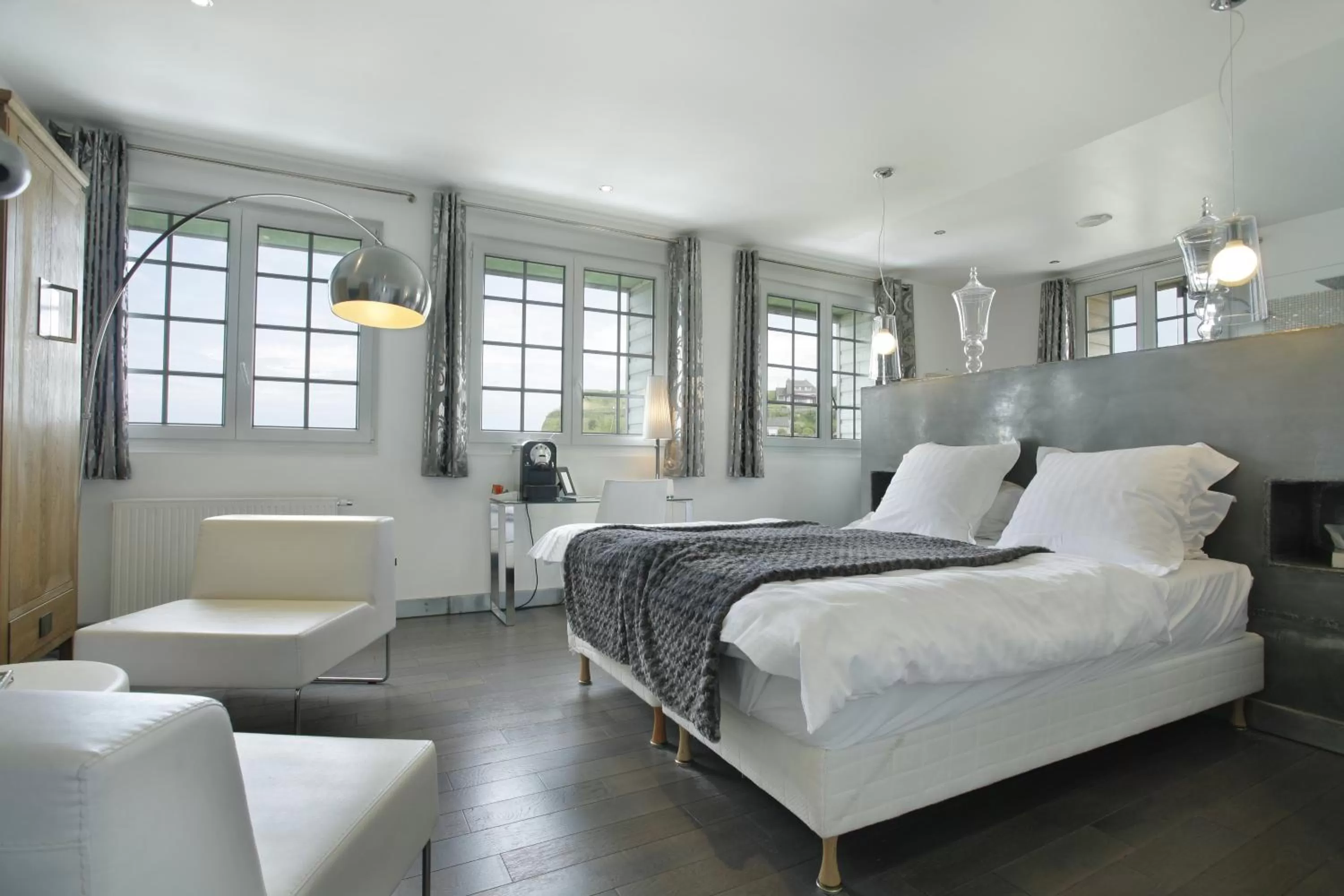 Bed in The Originals Hôtel Le Cise Restaurant Chambres et Suites