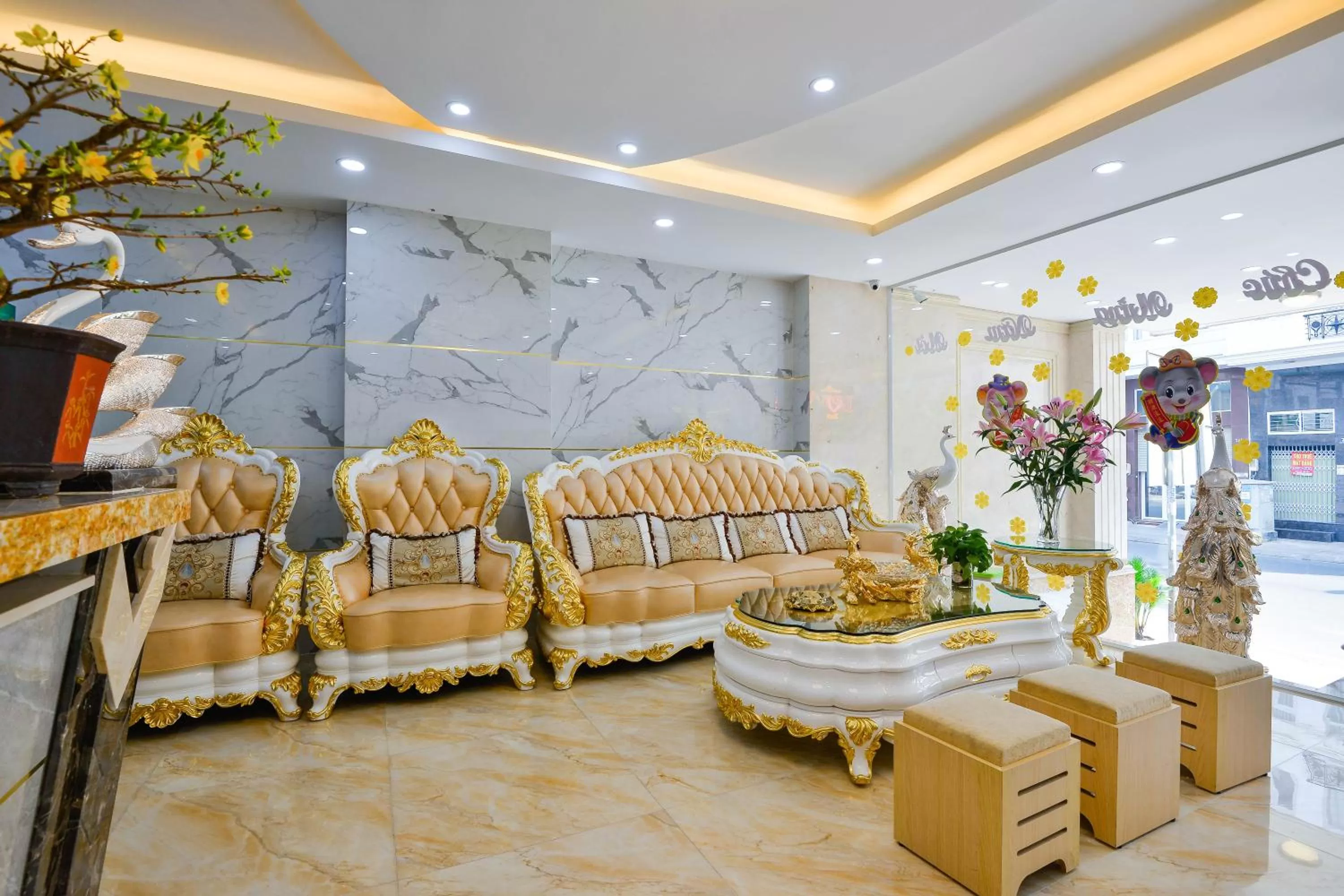 Communal lounge/ TV room in Love Hotel Airport