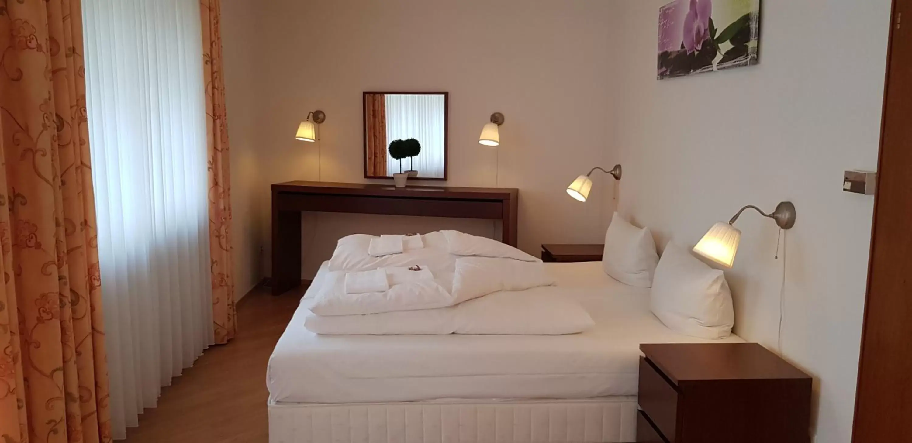 Large Double Room with Balcony in Horchem Hotel-Restaurant-Café-Bar Large Double Room with Balcony in Horchem Hotel-Restaurant-Café-Bar