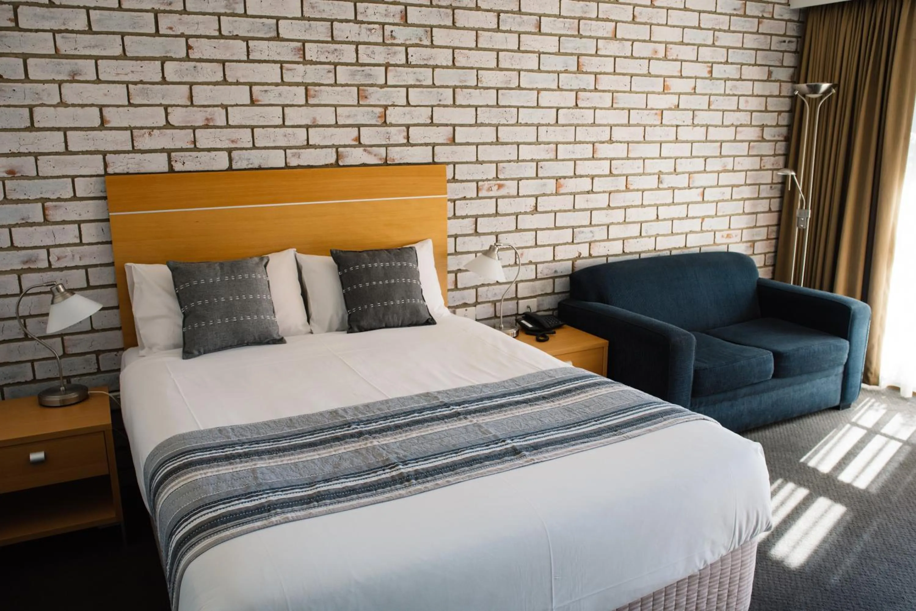 Seating area, Bed in The Heritage Bendigo