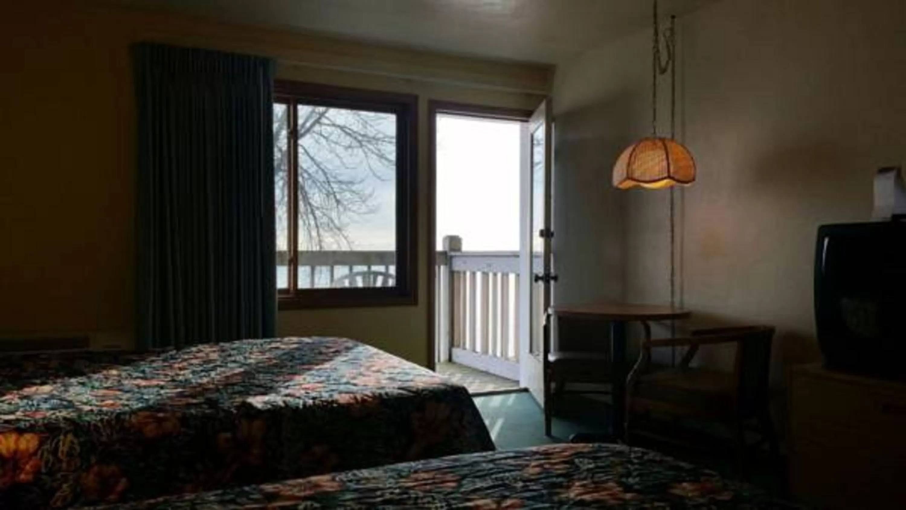 Balcony/Terrace, Bed in Algoma Beach Motel