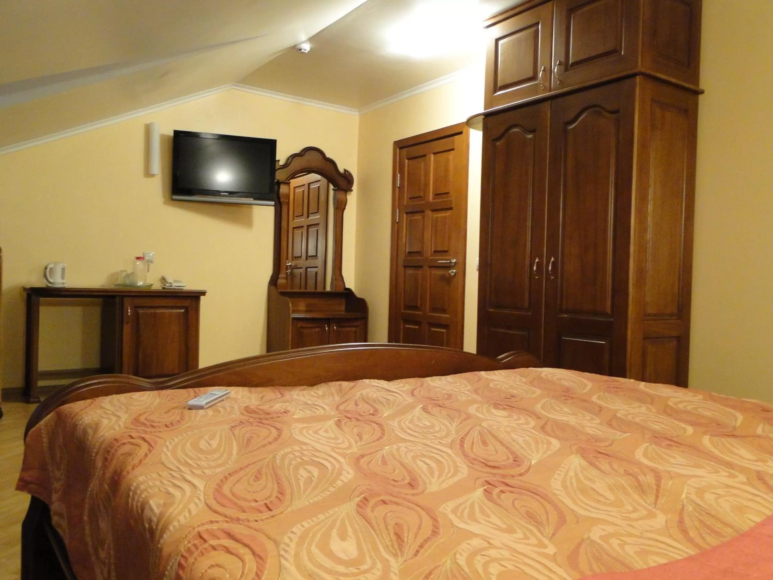 Photo of the whole room, Bed in Red Stone