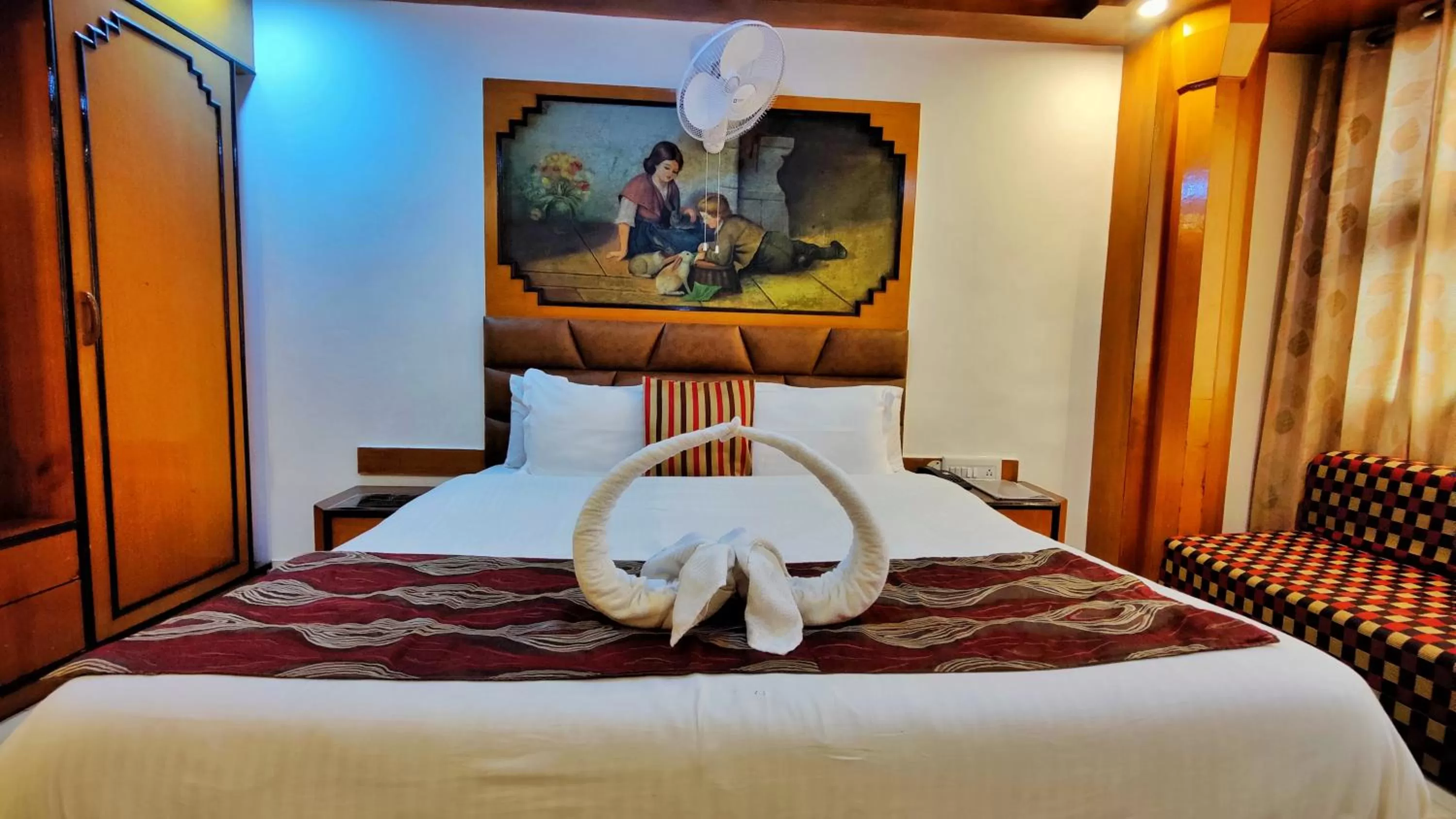 Bedroom, Bed in Auckland Hotel and Restaurant Near Mall Road