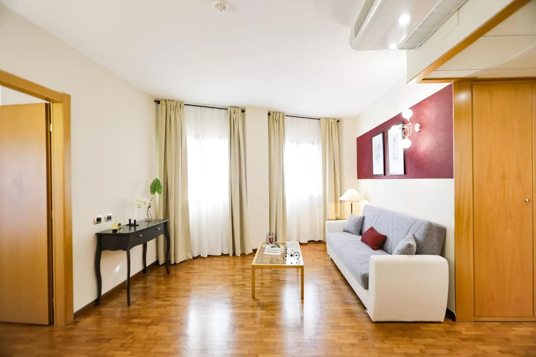 Living room, Bed in Pegasus Hotel