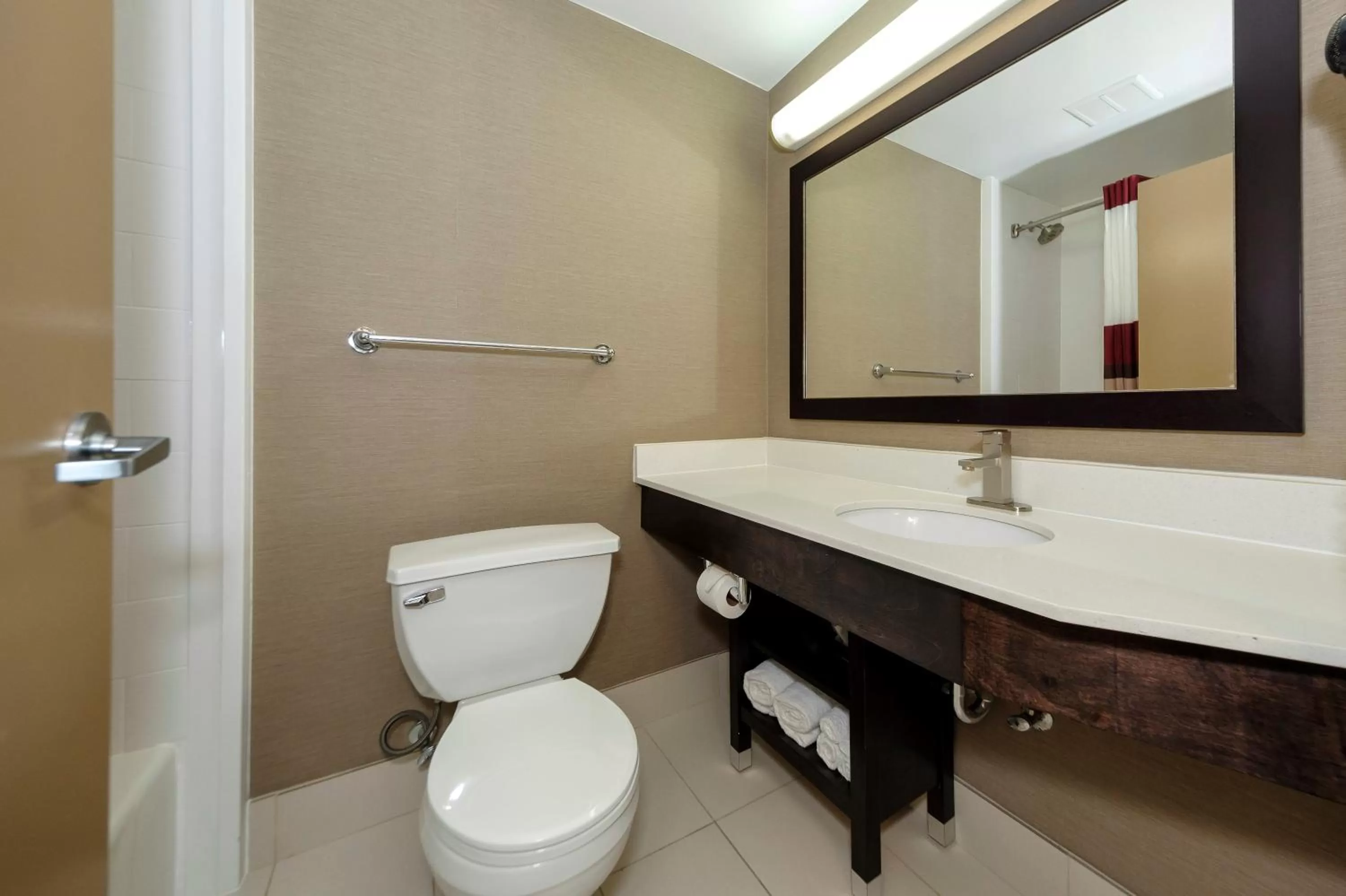 Bathroom in Red Roof Inn & Suites Newburgh - Stewart Airport West Point