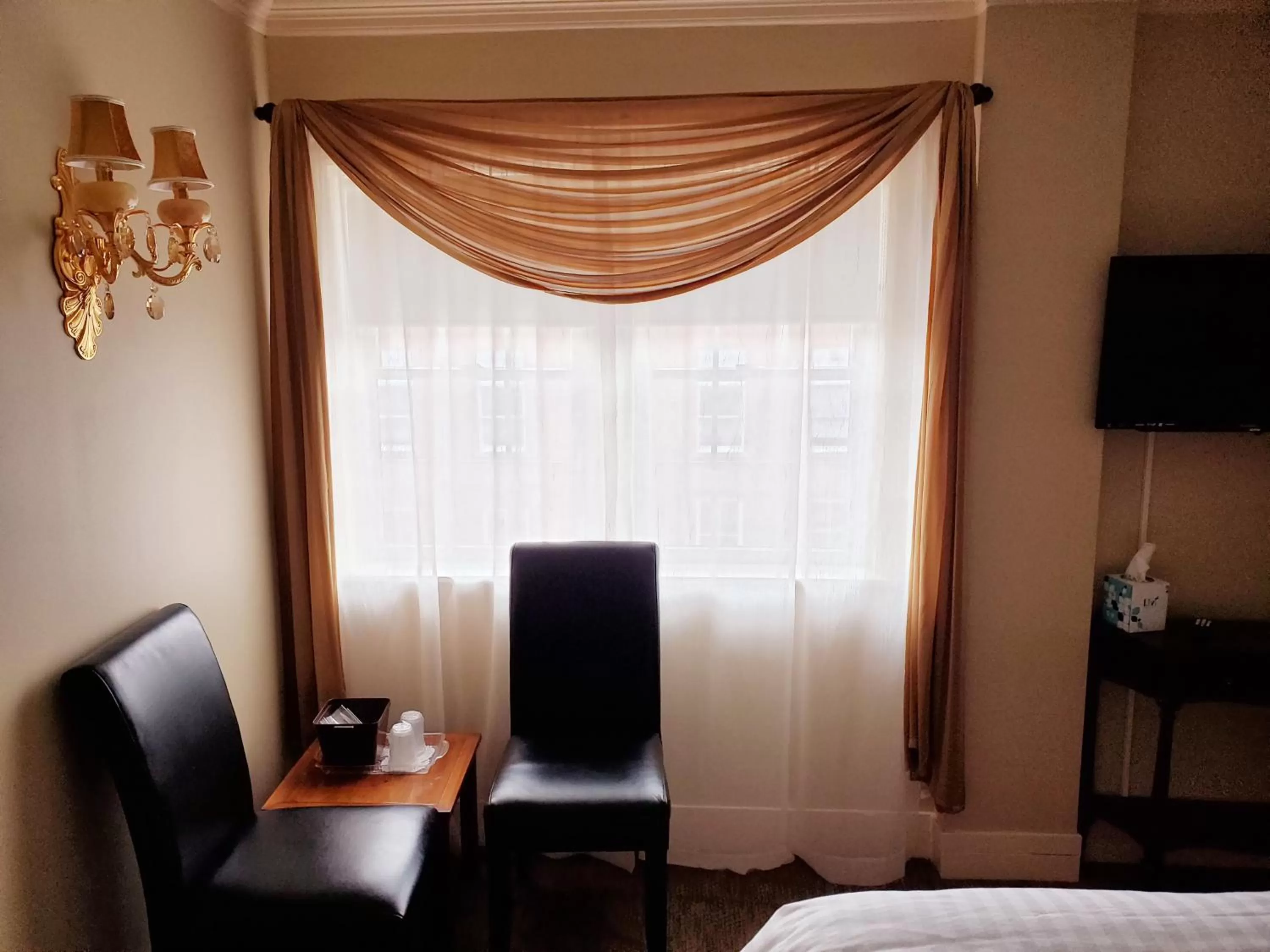 Seating area, Bed in Lowell Inn