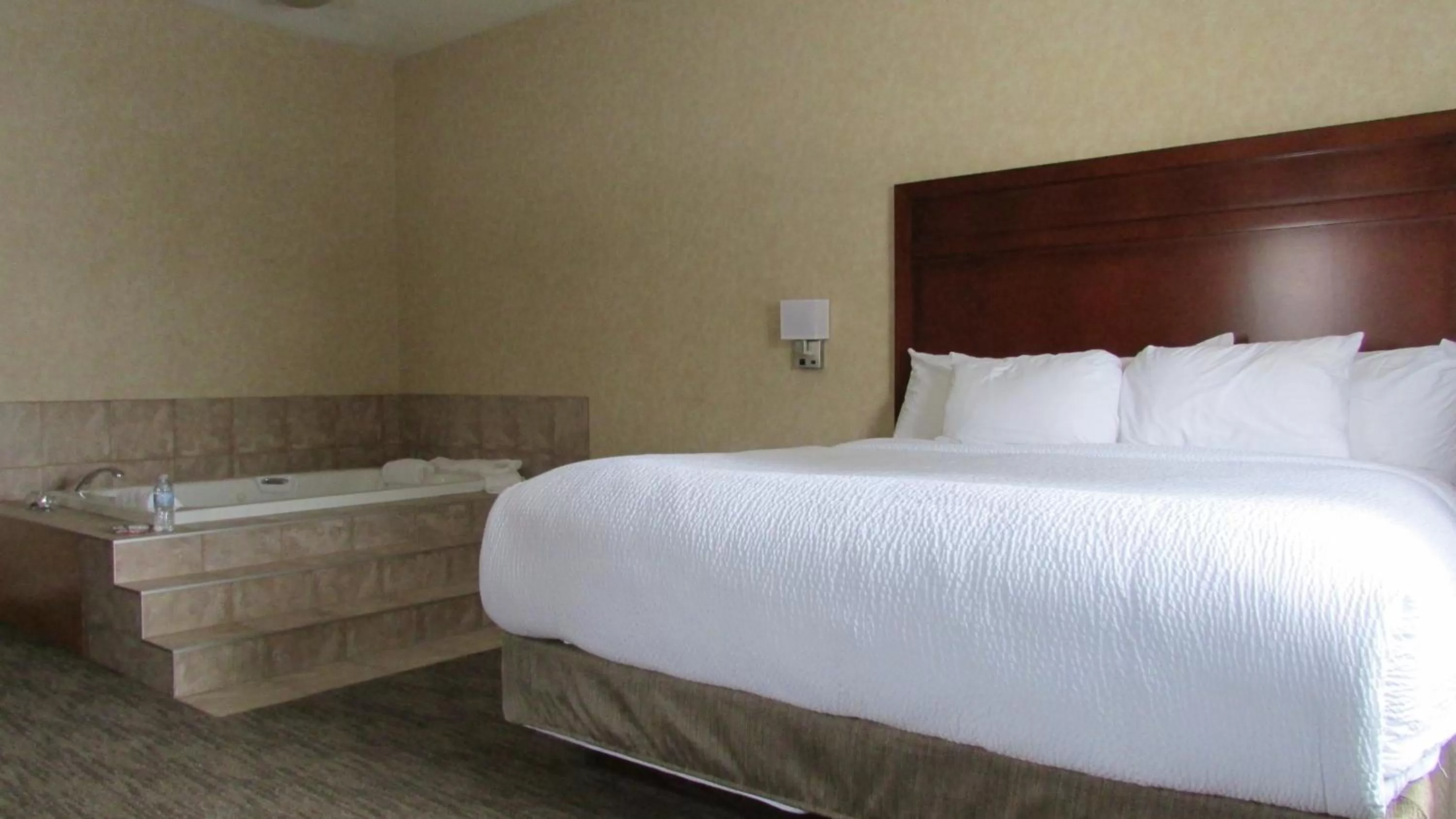 Bed in Days Inn & Suites by Wyndham Brooks